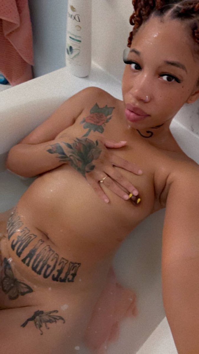 LalaaBaeby's tweet photo. FaceTime in the shower?

#detroitmeets #detroitfreaks #detroit https://t.co/Wy1OlTPJQ9