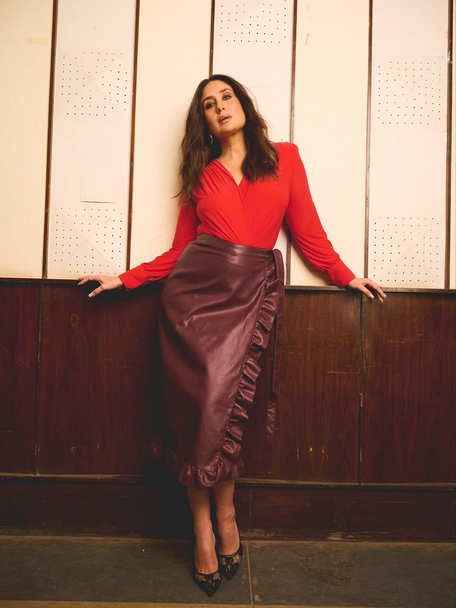 GlamQueensHQ's tweet photo. ✨ Kareena Kapoor Khan serving effortless red-hot glamour. ❤️🔥
#KareenaKapoor #Bebo #GlamQueens #Bollywood #BollywoodBeauty #RedLook #CelebrityStyle #FashionIcon #IndianActress #Glamour #StyleIcon #BollywoodStyle #TimelessBeauty #CelebrityFashion https://t.co/1EUrgPK37Q
