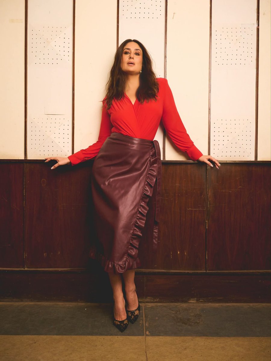 GlamQueensHQ's tweet photo. ✨ Kareena Kapoor Khan serving effortless red-hot glamour. ❤️🔥
#KareenaKapoor #Bebo #GlamQueens #Bollywood #BollywoodBeauty #RedLook #CelebrityStyle #FashionIcon #IndianActress #Glamour #StyleIcon #BollywoodStyle #TimelessBeauty #CelebrityFashion https://t.co/1EUrgPK37Q