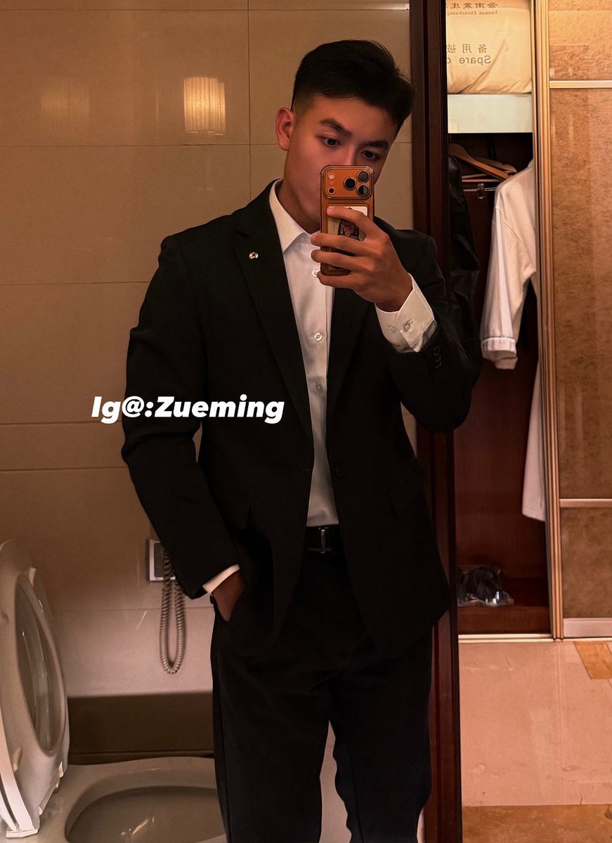zueming_0102's tweet photo. 穿西裝的男生，
你們喜歡斯文的，還是脫掉比較好看的？

#Suit #Muscle  #FitBoy #西裝 #體育生 https://t.co/smwMHRTNJh