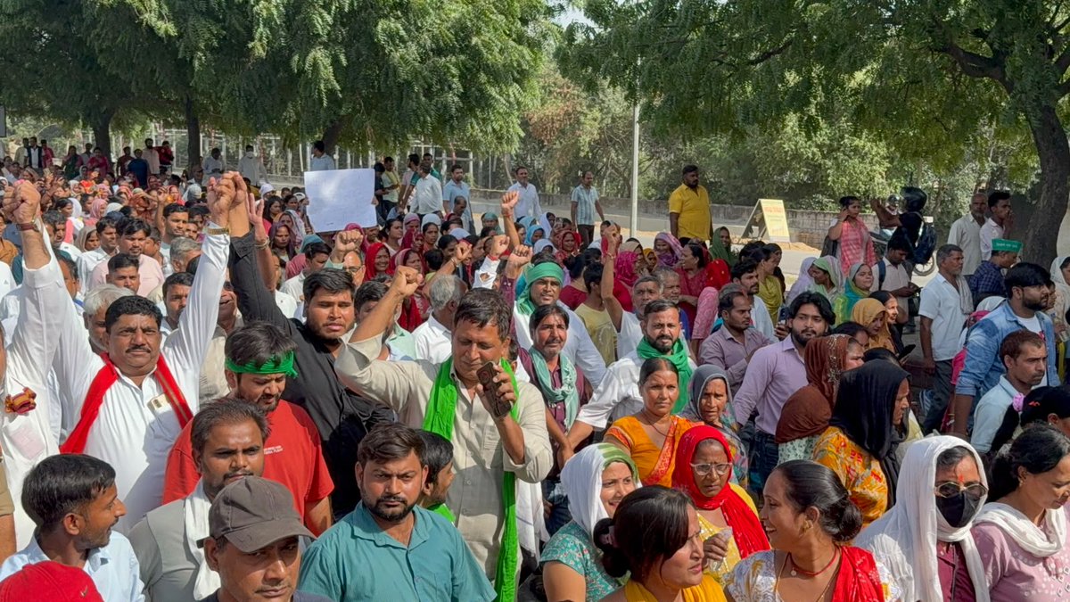 noidaheadlinest's tweet photo. FIR के विरोध में डूब क्षेत्र के लोगों का थाने की ओर कूच

➡️ सेक्टर-113 थाने के घेराव के लिए निकले प्रदर्शनकारी
➡️पिछले कई दिनों से बिजली-पानी को लेकर धरना जारी
➡️नियमों के उल्लंघन पर करीब 200 प्रदर्शनकारियों पर FIR
➡️सुखबीर खलीफा के नेतृत्व में लोगों ने थाने की ओर कूच किया
➡️सुरक्षा को लेकर भारी पुलिस बल तैनात
➡️पृथला ब्रिज के नीचे पुलिस ने प्रदर्शनकारियों को रोका

#NoidaNews #NoidaProtest  #NoidaPolice #NoidaHeadlinesTV

@pahalvansukhbir @noidapolice @dmgbnagar