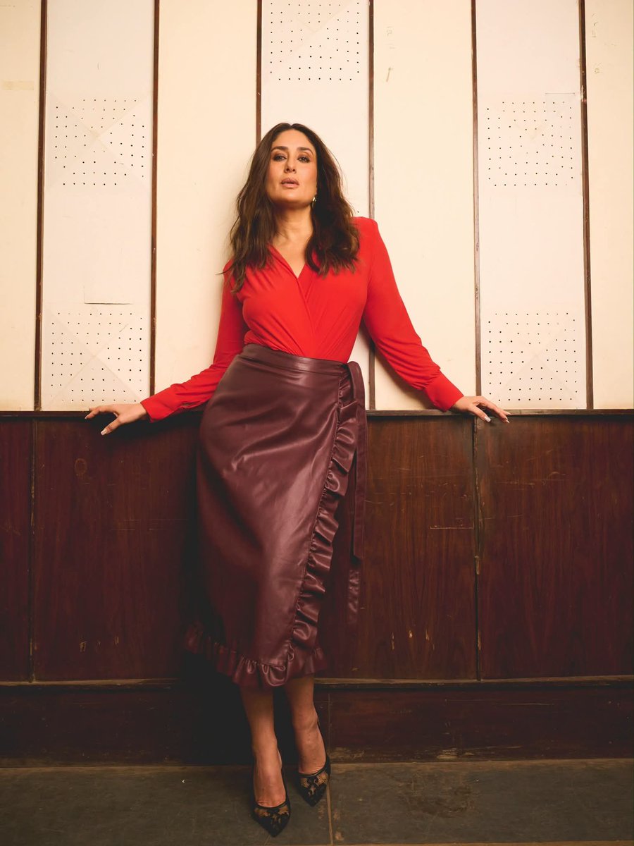 GlamQueensHQ's tweet photo. ✨ Kareena Kapoor Khan serving effortless red-hot glamour. ❤️🔥
#KareenaKapoor #Bebo #GlamQueens #Bollywood #BollywoodBeauty #RedLook #CelebrityStyle #FashionIcon #IndianActress #Glamour #StyleIcon #BollywoodStyle #TimelessBeauty #CelebrityFashion https://t.co/1EUrgPK37Q