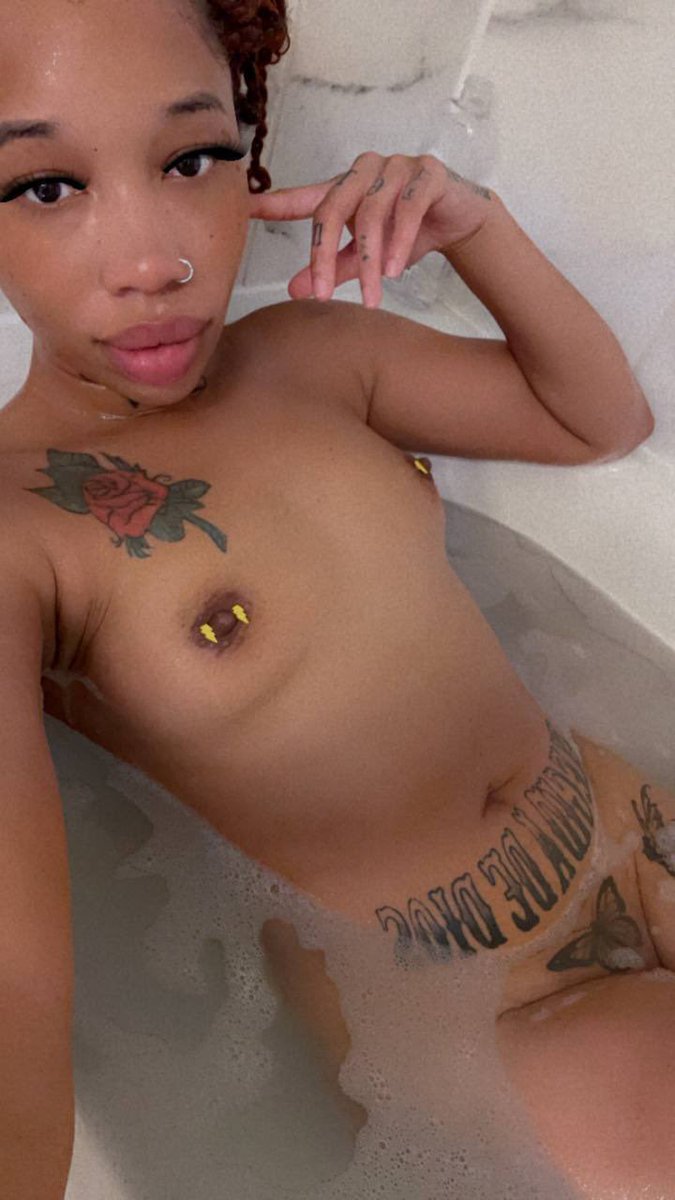 LalaaBaeby's tweet photo. FaceTime in the shower?

#detroitmeets #detroitfreaks #detroit https://t.co/Wy1OlTPJQ9