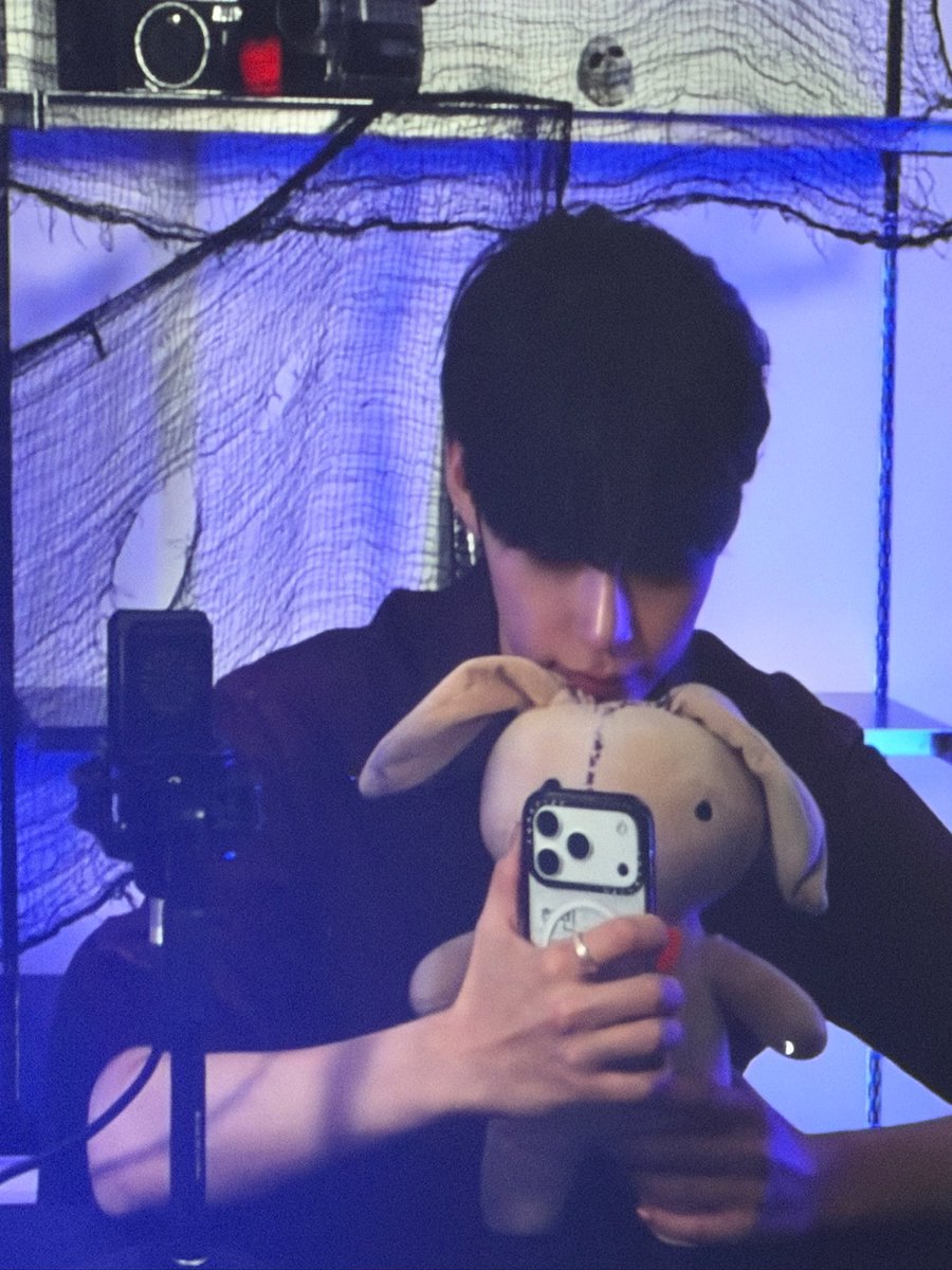 sunghanbin_twt's tweet photo. [📸]
2026.10.01
유병재 '무딱싫'

#성한빈 #SUNGHANBIN
#DEAD_ALIVE #UNDEAD https://t.co/4cGbKd9fmK