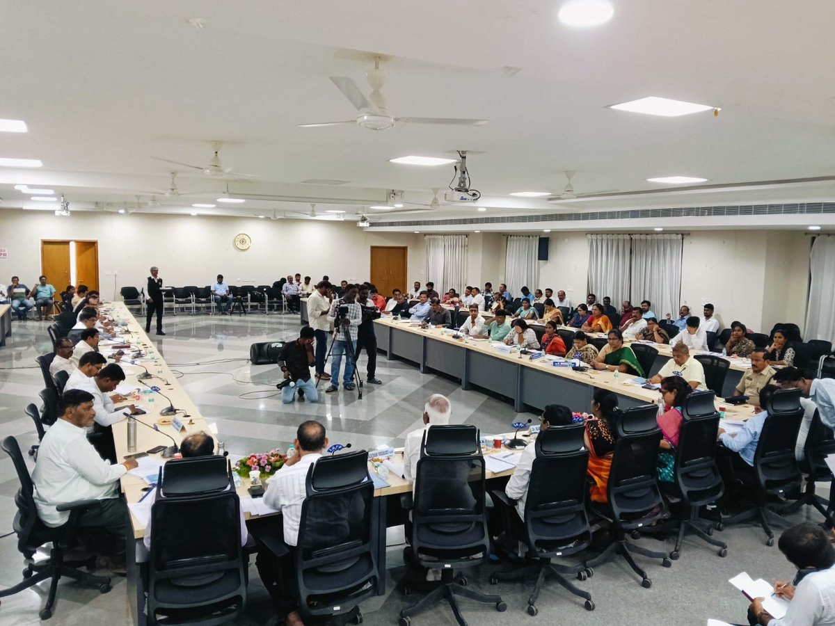 sbmwarangalurb2's tweet photo. DISHA: Meeting Honable MP Kadiyam kavya garu warangal collector garu MLAs attend the meeting Review SBM (G) Activies VB G RAM G Others.#SHS2026, #SwachhataMeinSahbhag, #SwachhBharatViksitBhar https://t.co/m9Se0GamJD