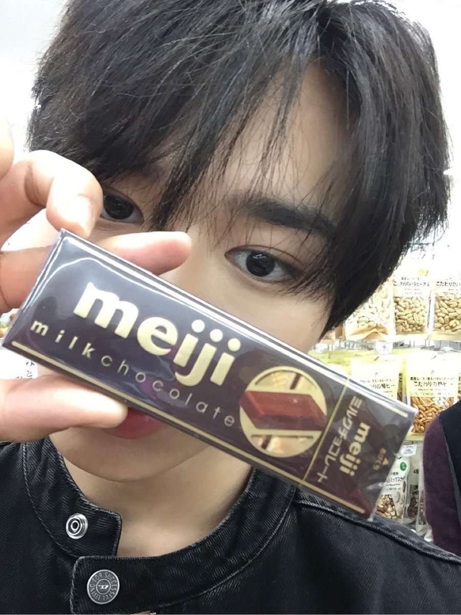 jun_babymacho's tweet photo. あーほらもう明治さん〜！見てますか〜？？？
ALPHA DRIVE ONEのジュンソさんが御社の商品をちゃんとブランド名が見えるように写真撮ってアップしてます〜！！！ https://t.co/ZN5hRRXKv5