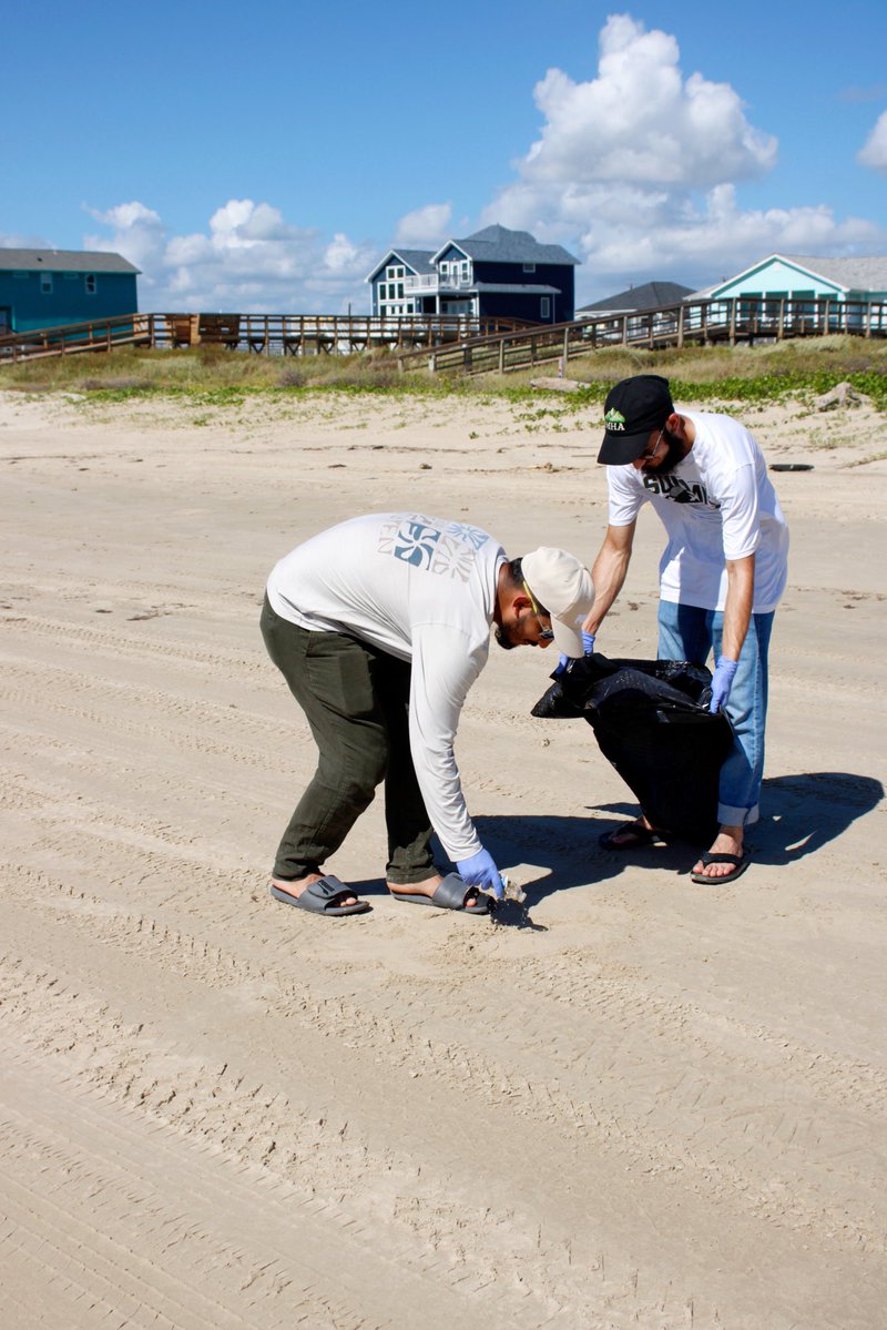 Bohras_USA's tweet photo. For the fourth consecutive year, @ProjectRiseDB volunteers of the #Houston #DawoodiBohra community returned to Surfside Beach for their annual cleanup, working together to help protect and preserve the Texas coastline. 
🌊 #WorldCleanupDay https://t.co/ghsrErgMFI
