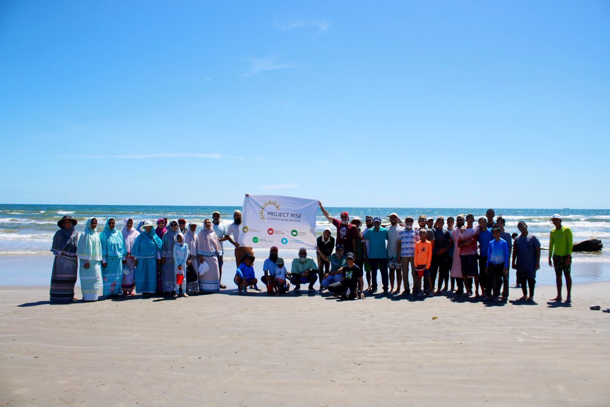 Bohras_USA's tweet photo. For the fourth consecutive year, @ProjectRiseDB volunteers of the #Houston #DawoodiBohra community returned to Surfside Beach for their annual cleanup, working together to help protect and preserve the Texas coastline. 
🌊 #WorldCleanupDay https://t.co/ghsrErgMFI