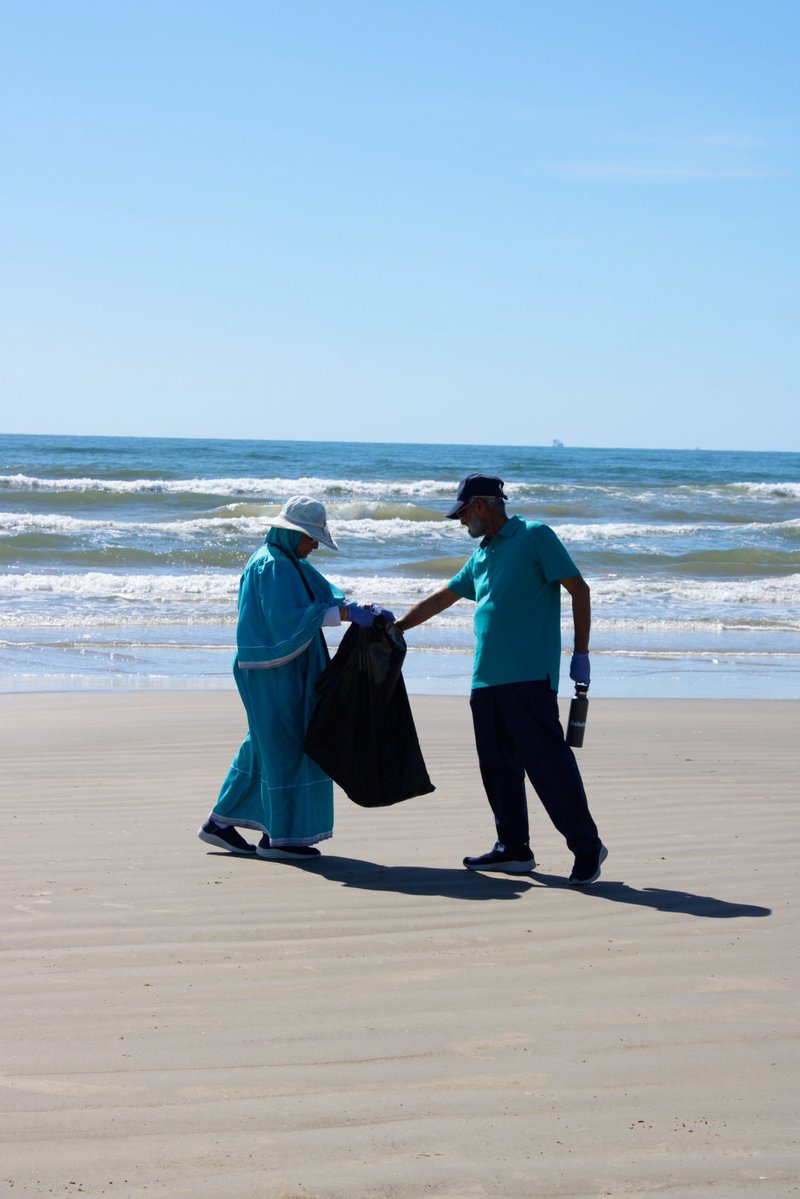 Bohras_USA's tweet photo. For the fourth consecutive year, @ProjectRiseDB volunteers of the #Houston #DawoodiBohra community returned to Surfside Beach for their annual cleanup, working together to help protect and preserve the Texas coastline. 
🌊 #WorldCleanupDay https://t.co/ghsrErgMFI