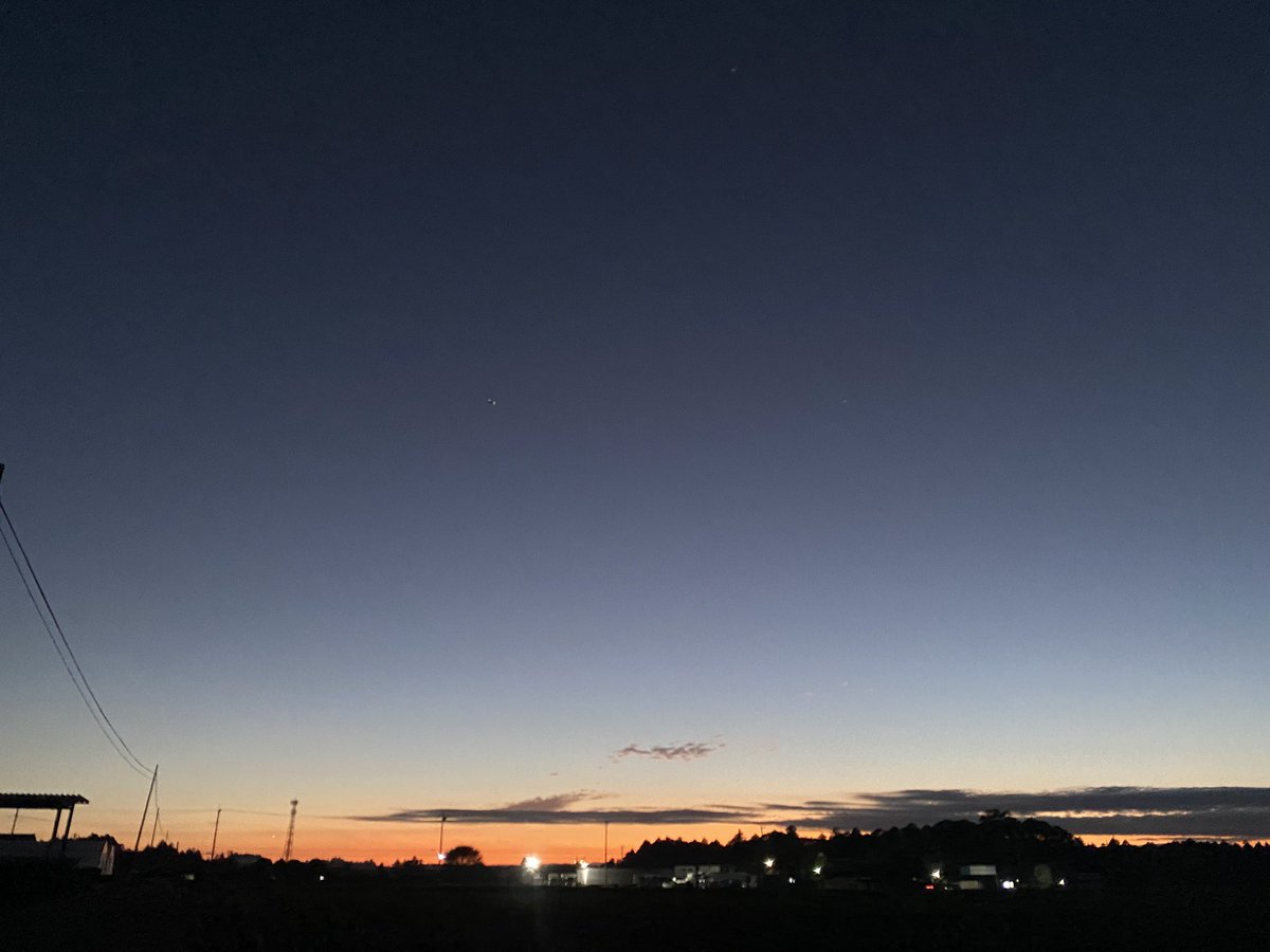 rootsoftreee's tweet photo. 泣いてたら監督に怒られますね
土台なんだからしっかりしないと

祈る事しかできないけど、
沢山の力をもらってきた分
パワーを送りたい

おじいちゃんになってあの笑顔で
ずっと笑っていて欲しいんだ
それだけが願い

とっても久しぶりに夕焼けと星を見た

#幡ヶ谷再生大学陸上部 https://t.co/zFwaOnQA5c