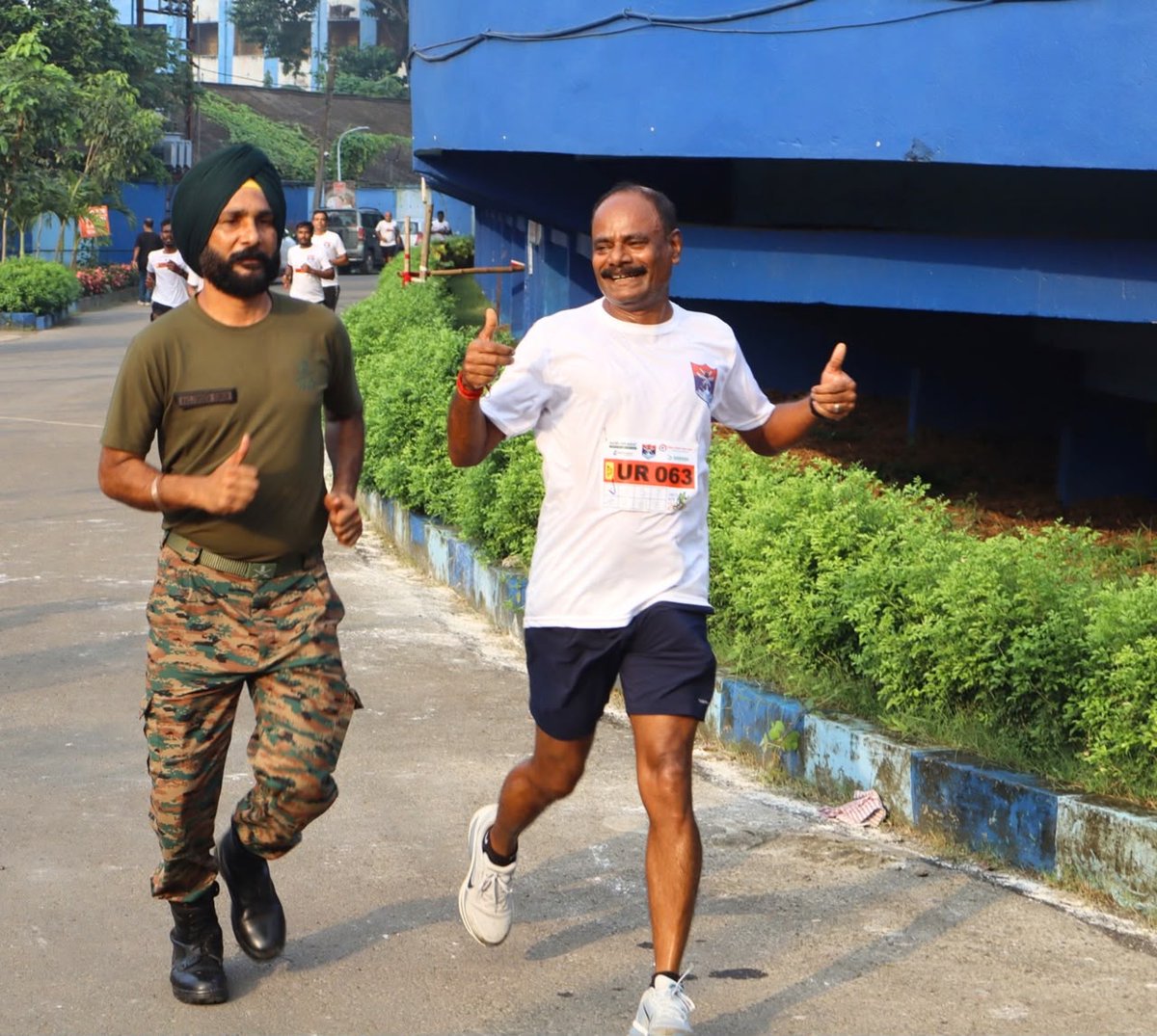 easterncomd's tweet photo. Under the aegis of #EasternCommand, #BrahmastraCorps, in collaboration with the #ZilaSainikBoard, organised a #UnityRun at #Barasat, #WestBengal, strengthening the bond between the #IndianArmy and citizens.

Around 1,400 #SchoolStudents, #Veterans and civilians participated. A display of weapons and military equipment offered students a glimpse into the capabilities of the #IndianArmy and its role in #NationService.

#पूर्वी_कमान के तत्वावधान में #ब्रह्मास्त्र_कोर ने #जिला_सैनिक_बोर्ड के सहयोग से #बारासात, #पश्चिम_बंगाल में #यूनिटी_रन का आयोजन किया। इस आयोजन का उद्देश्य #भारतीय_सेना और आम नागरिकों के बीच संबंधों को मजबूत करना था।

इसमें लगभग 1,400 #स्कूली_छात्रों, #पूर्व_सैनिकों और नागरिकों ने उत्साहपूर्वक भाग लिया। हथियारों और सैन्य उपकरणों की प्रदर्शनी से छात्रों को #भारतीय_सेना की क्षमताओं और #राष्ट्र_सेवा में उसकी भूमिका को करीब से जानने का अवसर मिला।

#भारतीय_सेना
#पूर्वी_कमान 
#IndianArmy
#EasternCommand
#BrahmastraCorps
#MilitaryCivilFusion
#WeCare 
#ESM

@adgpi 
@SpokespersonMoD
@official_dgar
 @ProDefKolkata
 @HQ_DG_NCC
@cmowbgov
 @lokbhavan_wb
 @DIAV20

Facebook - https://t.co/UO7AB55poL
Instagram - https://t.co/BqRhe17I4o