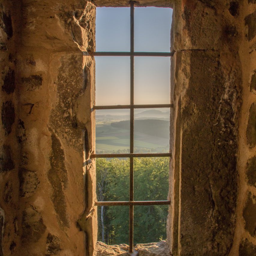 agnesdayra1's tweet photo. #weidelsburg #hessen #naumburg #ippinghausen #wolfhagen #habichtswald #burcht #burg #castle #kasteel #ruine #ruïne #nordhessen #kreiskassel #venster #fenster #window #raam #burgruineweidelsburg #waldeckerland #landschap #landscape #landschaft https://t.co/kUhOhBsSKd