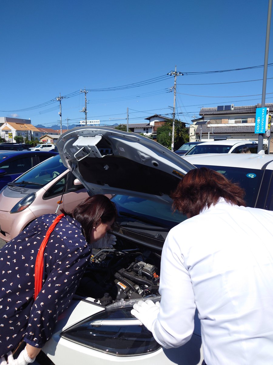 lKQqMCef7TuxKdQ's tweet photo. 本日、高崎事務所近くのスーパー駐車場にて「車のボンネットに子猫が入り込んで出てこない」とのご相談をいただき、青木ひとみ事務所総出で対応いたしました。
​JAFさんのご協力のもと無事に救出でき、現在は青木議員のご親族（保護猫活動中）のもとで安全に保護されています。
​【里親さんを募集しています】
大切に育ててくださる群馬県在住の里親希望者様がいらっしゃいましたら、木暮までDMにてご連絡ください！
※猫ちゃんの幸せを最優先に考えるため、一定の譲渡審査がございます。あらかじめご了承ください。
​拡散・ご協力のほどよろしくお願いいたします！
#上並榎町
#高崎
#群馬
#青木ひとみ事務所