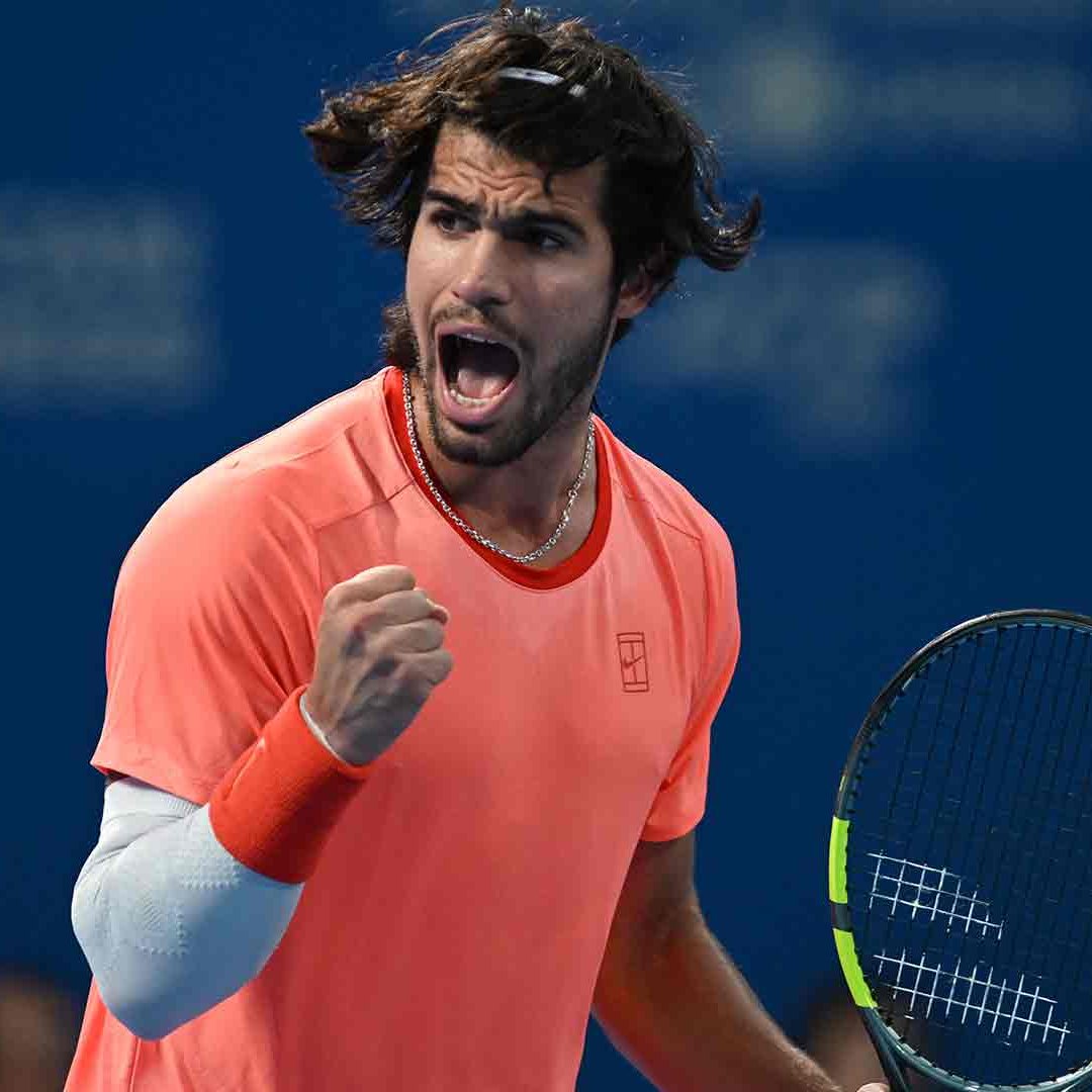 ATPTour_ES's tweet photo. 𝐸𝑥𝑖𝑔𝑒𝑛𝑡𝑒 𝑒𝑠𝑡𝑟𝑒𝑛𝑜 𝑒𝑛 𝑇𝑜𝑘𝑖𝑜 

🇪🇸 @carlosalcaraz resiste a Alex Michelsen por 7-6(1), 4-6, 6-1 en dos horas y 31 minutos. 

📌 https://t.co/e6Chhge6Hc

@japanopentennis | #KinoshitaJOTennis https://t.co/prddPHZm4u