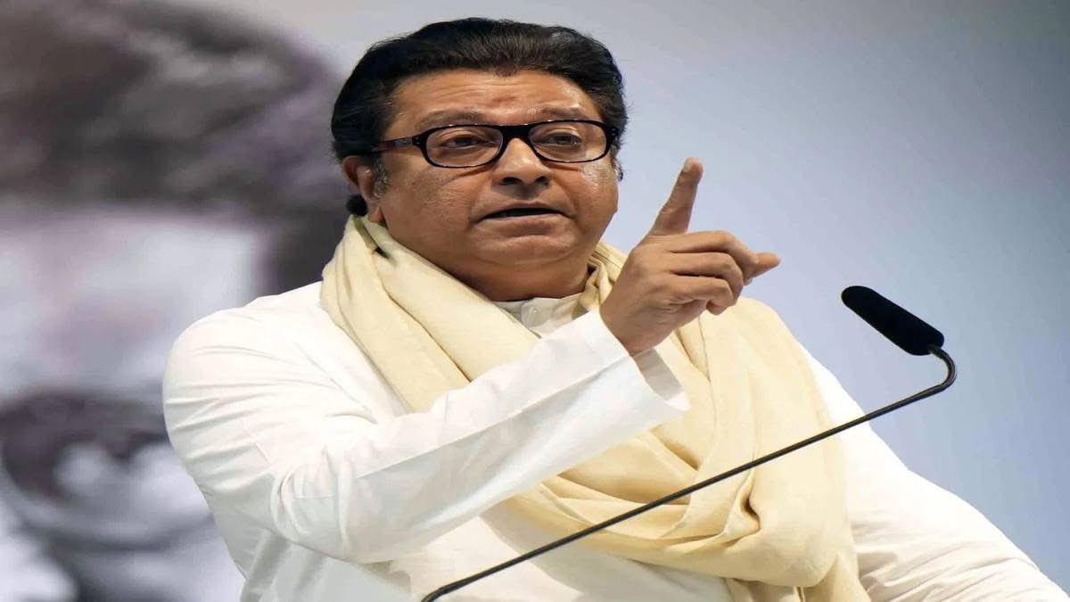 rajupatilmanase's tweet photo. राज ठाकरे आणि राहुल गांधी यांच्यात संवाद आहे, असे उद्गार संजय राऊत यांनी काढताच महाशक्ती जागी झाली.. त्यांच्या पटकथा संवादलेखकांनी, प्रवक्ता बनलेल्या छोटा चेतनला नवे स्क्रिप्ट लिहून दिले. राज यांनी मागे राहुल यांच्यावर टीका करताना, त्यांना 'गुळगुळीत मेंदूचा माणूस' म्हटले (देवाभाऊ हे मागे राणे, अजितदादा प्रभृतींच्या विरोधात काय काय बोलले होते, त्याचा पाढा पुन्हा वाचायचा का?) होते.
' सावरकरांचा अपमान करणाऱ्यांसोबत राज ठाकरेंचा संवाद झाला काय?' असा सवालही छोटा चेतन '(छो. चे.)ने केला आहे. लिहून दिलेले वाचण्यापलीकडे छो.चे. काहीच करू शकत नाही! तेवढाच त्याचा रोल.. असो. ज्यांच्याशी मतभेद आहेत, त्यांच्याशी काही काळाने पुन्हा संवाद साधणे, त्यांना आघाडीत घेणे, त्यांना सहकार्य करणे हे भूतकाळातदेखील घडले आहे. 
ममता, नितीशकुमार, जॉर्ज हे सारे एनडीएत होते, तेव्हा या मंडळींनी सावरकर, श्यामाप्रसादजी वा अडवाणींचा हिंदुत्ववाद स्वीकारला होता का? तसे तर संघ आणि सावरकर यांच्यातही मतभेद होते! संघाने सावरकरांच्या राजकीय आणि सैनिकीकरणाच्या आवाहनाला उघड किंवा सक्रिय पाठिंबा दिला नाही. आमची ही केवळ 'सांस्कृतिक संघटना' आहे, हे संघाचे धोरण सावरकरांना मान्य नव्हते. सावरकरांनी संघाच्या 'सांस्कृतिक' भूमिकेवर खोचक टीका करताना म्हटले होते की, 'जर एखाद्या संघ स्वयंसेवकाची समाधी बांधली, तर त्यावर फक्त तीनच ओळी लिहिता येतील- तो जन्मला, त्याने संघात प्रवेश केला आणि तो काहीही न करता मरण पावला...' अशा शब्दात सावरकरांनी संघाची खिल्ली उडवली होती.
 सावरकर यांनी कधीही कोणत्याही काँग्रेस सरकारमध्ये मंत्रिपद घेतले नाही. ते हिंदुमहासभेच्या माध्यमातून स्वतंत्र हिंदुराष्ट्राचा प्रचार करत राहिले. भारताच्या स्वातंत्र्यानंतर डॉ. श्यामाप्रसाद मुखर्जी यांनी नेहरू यांच्या पहिल्या मंत्रिमंडळात मंत्री म्हणून काम केले. त्यानंतर नेहरू-लियाकत करारावरून आणि हिंदू कोड बिलावरून नेहरूंसोबत मतभेद झाल्यानंतर त्यांनी मंत्रिपदाचा राजीनामा दिला, हे खरे. परंतु ते नेहरूंच्या सरकारमध्ये होते ना! मग त्यावेळी श्यामाप्रसादजींनी हिंदुत्ववादाशी तडजोड केली,  होती, असे म्हणायचे का?
 हिंदुमहासभेचा काँग्रेसच्या धोरणांना तीव्र विरोध होता. पण त्यांची भूमिका मुख्यत्वे उच्चभ्रू आणि विशिष्ट वर्गापुरती मर्यादित राहिली. उलट जनसंघाने 'सांस्कृतिक राष्ट्रवाद' या संकल्पनेचा स्वीकार केला आणि संघटित समाजउभारणीवर भर दिला. काडर बेस्ड पार्टी निर्माण केली. हिंदुमहासभेचे आर्थिक धोरण पारंपरिक आणि सरंजामशाहीला, म्हणजे जमीनदार व संस्थानांना अनुकूल असे होते. स्वातंत्र्यानंतरही संस्थानांच्या अधिकारांचे रक्षण करावे, अशी भूमिका हिंदुमहासभेच्या काही नेत्यांची होती. 
भारतीय जनता पक्षाने भांडवलशाही आणि समाजवाद या दोन्ही पाश्चात्त्य संकल्पना असल्याचे सांगत, एकात्म मानवतावाद (पं. दीनदयाळ उपाध्याय या संकल्पनेचे कट्टर पुरस्कर्ते होते ) ही विचारसरणी स्वीकारली. सावरकरांच्या हिंदुमहासभेच्या कट्टर धोरणांशी मतभेद झाल्यामुळेच, श्यामाप्रसादजींनी त्या पक्षाचा त्याग केला.
 श्यामाप्रसादजींनी आपल्या राजकीय कारकिर्दीची सुरुवात केली ती  कोलकाता विद्यापीठाचे प्रतिनिधित्व करणारे भारतीय राष्ट्रीय काँग्रेसचे उमेदवार म्हणून. बंगाल विधान परिषदेत ते दाखल झाले. पुढच्याच वर्षी काँग्रेसने विधानमंडळावर बहिष्कार टाकण्याचा निर्णय घेतला, तेव्हा श्यामाप्रसादजींनी राजीनामा दिला आणि अपक्ष उमेदवार म्हणून निवडणूक लढवून, ती जिंकली. श्यामाप्रसादजी हे आधी काँग्रेसचे उमेदवार व लोकप्रतिनिधी होते, याबद्दल महाशक्तीचे छोटे व मोठे चेतन काय म्हणणार आहेत? सावरकर यांनी १९३७ ते १९४३ या काळात हिंदुमहासभेचे नेतृत्व केले. श्यामाप्रसादजी १९३९ मध्ये हिंदुमहासभेत दाखल झाले,  ते  सावरकरांच्या विचारांनी प्रेरित होऊनच. म्हणजे गांधी- नेहरूंची काँग्रेस ते सावरकर असा प्रवास श्यामाप्रसादजींनी केला. एवढेच नव्हे, तर शामाप्रसादजींनी १९४१-४२ या काळात ए. के. फजलूल हक यांच्या आघाडी सरकारात अर्थमंत्री म्हणून देखील काम केले होते. फजलूल हक हे एकेकाळी मुस्लिम लीगचे अध्यक्ष होते आणि काँग्रेसचे सरचिटणीस म्हणून देखील त्यांनी काम केले होते! त्यांच्या सरकारमध्ये श्यामाप्रसाद सामील (काही वर्षांपूर्वी भाजपने मेहबूबा मुफ्ती यांच्याबरोबर जम्मू-काश्मीरमध्ये सरकार स्थापन केले होते. अर्थात भाजप जे जे काही करते, ते ते  माँ भारतीसाठीच असते, हे समजून चालायचे) झाले.