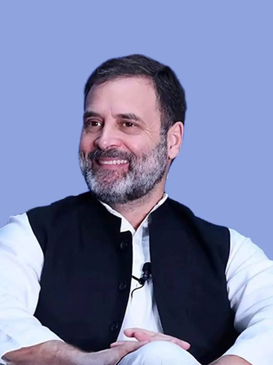rajupatilmanase's tweet photo. राज ठाकरे आणि राहुल गांधी यांच्यात संवाद आहे, असे उद्गार संजय राऊत यांनी काढताच महाशक्ती जागी झाली.. त्यांच्या पटकथा संवादलेखकांनी, प्रवक्ता बनलेल्या छोटा चेतनला नवे स्क्रिप्ट लिहून दिले. राज यांनी मागे राहुल यांच्यावर टीका करताना, त्यांना 'गुळगुळीत मेंदूचा माणूस' म्हटले (देवाभाऊ हे मागे राणे, अजितदादा प्रभृतींच्या विरोधात काय काय बोलले होते, त्याचा पाढा पुन्हा वाचायचा का?) होते.
' सावरकरांचा अपमान करणाऱ्यांसोबत राज ठाकरेंचा संवाद झाला काय?' असा सवालही छोटा चेतन '(छो. चे.)ने केला आहे. लिहून दिलेले वाचण्यापलीकडे छो.चे. काहीच करू शकत नाही! तेवढाच त्याचा रोल.. असो. ज्यांच्याशी मतभेद आहेत, त्यांच्याशी काही काळाने पुन्हा संवाद साधणे, त्यांना आघाडीत घेणे, त्यांना सहकार्य करणे हे भूतकाळातदेखील घडले आहे. 
ममता, नितीशकुमार, जॉर्ज हे सारे एनडीएत होते, तेव्हा या मंडळींनी सावरकर, श्यामाप्रसादजी वा अडवाणींचा हिंदुत्ववाद स्वीकारला होता का? तसे तर संघ आणि सावरकर यांच्यातही मतभेद होते! संघाने सावरकरांच्या राजकीय आणि सैनिकीकरणाच्या आवाहनाला उघड किंवा सक्रिय पाठिंबा दिला नाही. आमची ही केवळ 'सांस्कृतिक संघटना' आहे, हे संघाचे धोरण सावरकरांना मान्य नव्हते. सावरकरांनी संघाच्या 'सांस्कृतिक' भूमिकेवर खोचक टीका करताना म्हटले होते की, 'जर एखाद्या संघ स्वयंसेवकाची समाधी बांधली, तर त्यावर फक्त तीनच ओळी लिहिता येतील- तो जन्मला, त्याने संघात प्रवेश केला आणि तो काहीही न करता मरण पावला...' अशा शब्दात सावरकरांनी संघाची खिल्ली उडवली होती.
 सावरकर यांनी कधीही कोणत्याही काँग्रेस सरकारमध्ये मंत्रिपद घेतले नाही. ते हिंदुमहासभेच्या माध्यमातून स्वतंत्र हिंदुराष्ट्राचा प्रचार करत राहिले. भारताच्या स्वातंत्र्यानंतर डॉ. श्यामाप्रसाद मुखर्जी यांनी नेहरू यांच्या पहिल्या मंत्रिमंडळात मंत्री म्हणून काम केले. त्यानंतर नेहरू-लियाकत करारावरून आणि हिंदू कोड बिलावरून नेहरूंसोबत मतभेद झाल्यानंतर त्यांनी मंत्रिपदाचा राजीनामा दिला, हे खरे. परंतु ते नेहरूंच्या सरकारमध्ये होते ना! मग त्यावेळी श्यामाप्रसादजींनी हिंदुत्ववादाशी तडजोड केली,  होती, असे म्हणायचे का?
 हिंदुमहासभेचा काँग्रेसच्या धोरणांना तीव्र विरोध होता. पण त्यांची भूमिका मुख्यत्वे उच्चभ्रू आणि विशिष्ट वर्गापुरती मर्यादित राहिली. उलट जनसंघाने 'सांस्कृतिक राष्ट्रवाद' या संकल्पनेचा स्वीकार केला आणि संघटित समाजउभारणीवर भर दिला. काडर बेस्ड पार्टी निर्माण केली. हिंदुमहासभेचे आर्थिक धोरण पारंपरिक आणि सरंजामशाहीला, म्हणजे जमीनदार व संस्थानांना अनुकूल असे होते. स्वातंत्र्यानंतरही संस्थानांच्या अधिकारांचे रक्षण करावे, अशी भूमिका हिंदुमहासभेच्या काही नेत्यांची होती. 
भारतीय जनता पक्षाने भांडवलशाही आणि समाजवाद या दोन्ही पाश्चात्त्य संकल्पना असल्याचे सांगत, एकात्म मानवतावाद (पं. दीनदयाळ उपाध्याय या संकल्पनेचे कट्टर पुरस्कर्ते होते ) ही विचारसरणी स्वीकारली. सावरकरांच्या हिंदुमहासभेच्या कट्टर धोरणांशी मतभेद झाल्यामुळेच, श्यामाप्रसादजींनी त्या पक्षाचा त्याग केला.
 श्यामाप्रसादजींनी आपल्या राजकीय कारकिर्दीची सुरुवात केली ती  कोलकाता विद्यापीठाचे प्रतिनिधित्व करणारे भारतीय राष्ट्रीय काँग्रेसचे उमेदवार म्हणून. बंगाल विधान परिषदेत ते दाखल झाले. पुढच्याच वर्षी काँग्रेसने विधानमंडळावर बहिष्कार टाकण्याचा निर्णय घेतला, तेव्हा श्यामाप्रसादजींनी राजीनामा दिला आणि अपक्ष उमेदवार म्हणून निवडणूक लढवून, ती जिंकली. श्यामाप्रसादजी हे आधी काँग्रेसचे उमेदवार व लोकप्रतिनिधी होते, याबद्दल महाशक्तीचे छोटे व मोठे चेतन काय म्हणणार आहेत? सावरकर यांनी १९३७ ते १९४३ या काळात हिंदुमहासभेचे नेतृत्व केले. श्यामाप्रसादजी १९३९ मध्ये हिंदुमहासभेत दाखल झाले,  ते  सावरकरांच्या विचारांनी प्रेरित होऊनच. म्हणजे गांधी- नेहरूंची काँग्रेस ते सावरकर असा प्रवास श्यामाप्रसादजींनी केला. एवढेच नव्हे, तर शामाप्रसादजींनी १९४१-४२ या काळात ए. के. फजलूल हक यांच्या आघाडी सरकारात अर्थमंत्री म्हणून देखील काम केले होते. फजलूल हक हे एकेकाळी मुस्लिम लीगचे अध्यक्ष होते आणि काँग्रेसचे सरचिटणीस म्हणून देखील त्यांनी काम केले होते! त्यांच्या सरकारमध्ये श्यामाप्रसाद सामील (काही वर्षांपूर्वी भाजपने मेहबूबा मुफ्ती यांच्याबरोबर जम्मू-काश्मीरमध्ये सरकार स्थापन केले होते. अर्थात भाजप जे जे काही करते, ते ते  माँ भारतीसाठीच असते, हे समजून चालायचे) झाले.