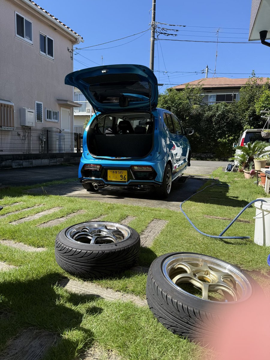 kurocha____R's tweet photo. 今日はタイヤを外して洗車✨

ガラスには『.mado』ボディーには『シュアラスター0ドロップ』ピカピカやーっ！

皆さんコーティングや撥水剤は何を使用してますか⁇

教えて下さいっ‼️ https://t.co/uuUD3quK4R