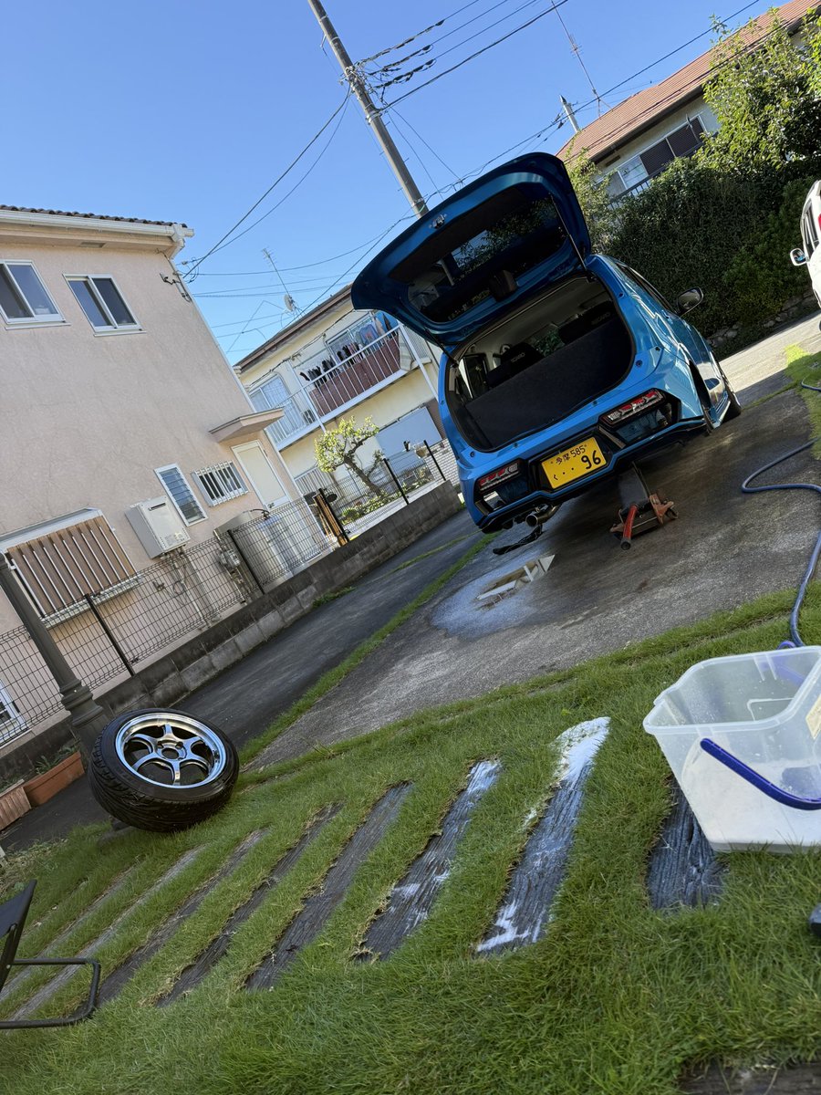 kurocha____R's tweet photo. 今日はタイヤを外して洗車✨

ガラスには『.mado』ボディーには『シュアラスター0ドロップ』ピカピカやーっ！

皆さんコーティングや撥水剤は何を使用してますか⁇

教えて下さいっ‼️ https://t.co/uuUD3quK4R