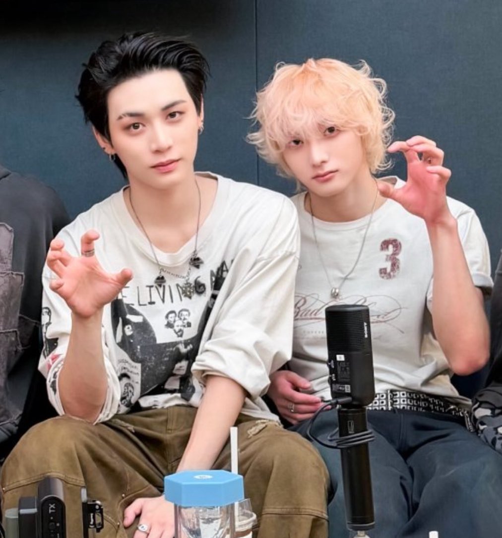 kkeiomchiz's tweet photo. cutest cat couple EVER https://t.co/GwDNrbXvfW