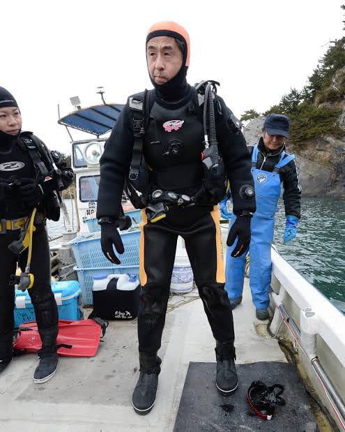 lifeinchaos_'s tweet photo. Japanese man about to make a 763rd dive in search of wife swept away by 2011 tsunami https://t.co/qiURrL8X9u
