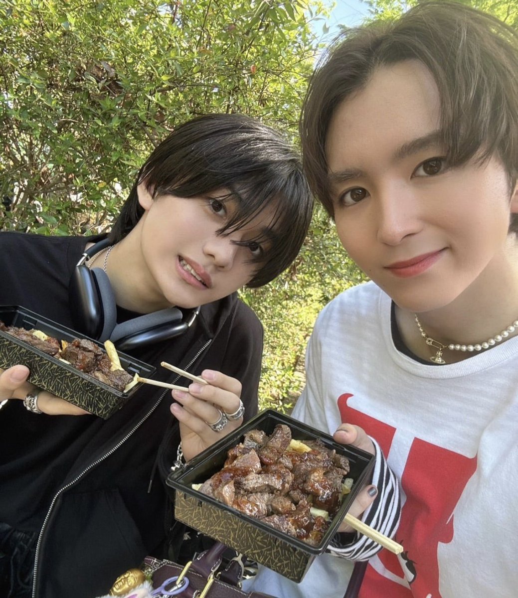 ___hf18's tweet photo. 璃空と写真撮ってるときは彼氏感満載なのにミロと写真撮るときは彼女感でるのすごくいい高桑真之って感じ

⬅️璃空と写真撮るとき
                                  ミロと写真撮るとき➡️ https://t.co/hHwRaBvBDb