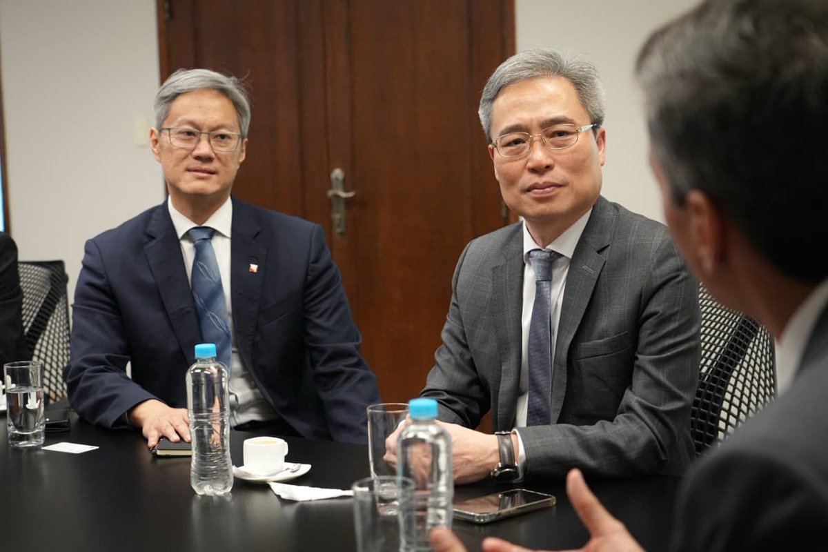 SantiPenap's tweet photo. Invité a Foxconn, líder mundial en manufactura electrónica, a instalarse en el Paraguay y sumarse a Yguazú Digital, el polo que une energía paraguaya y tecnología taiwanesa para impulsar la inteligencia artificial.

Con Yguazú Digital, el Paraguay entra a la cadena global de alta tecnología. Eso es crecimiento. Esto es el Paraguay gigante.