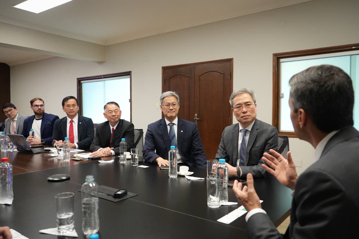 SantiPenap's tweet photo. Invité a Foxconn, líder mundial en manufactura electrónica, a instalarse en el Paraguay y sumarse a Yguazú Digital, el polo que une energía paraguaya y tecnología taiwanesa para impulsar la inteligencia artificial.

Con Yguazú Digital, el Paraguay entra a la cadena global de alta tecnología. Eso es crecimiento. Esto es el Paraguay gigante.