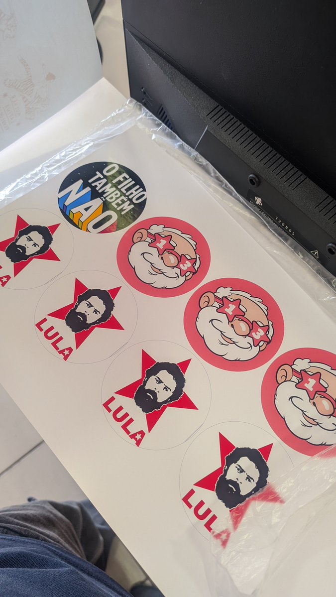 themoniaaaa's tweet photo. se na minha cidade não vejo adesivo só do lula eu mesma mando fazer os meus 😝 https://t.co/93tdV17uNc