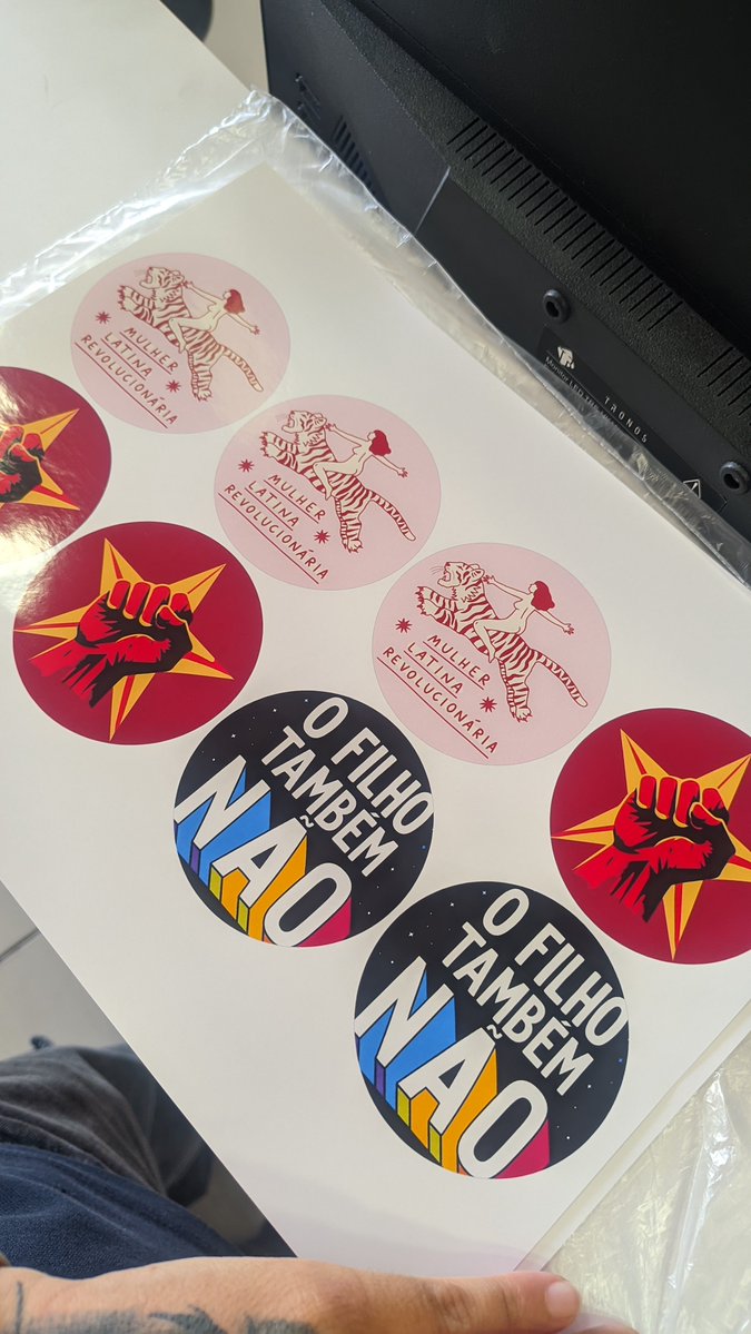 themoniaaaa's tweet photo. se na minha cidade não vejo adesivo só do lula eu mesma mando fazer os meus 😝 https://t.co/93tdV17uNc
