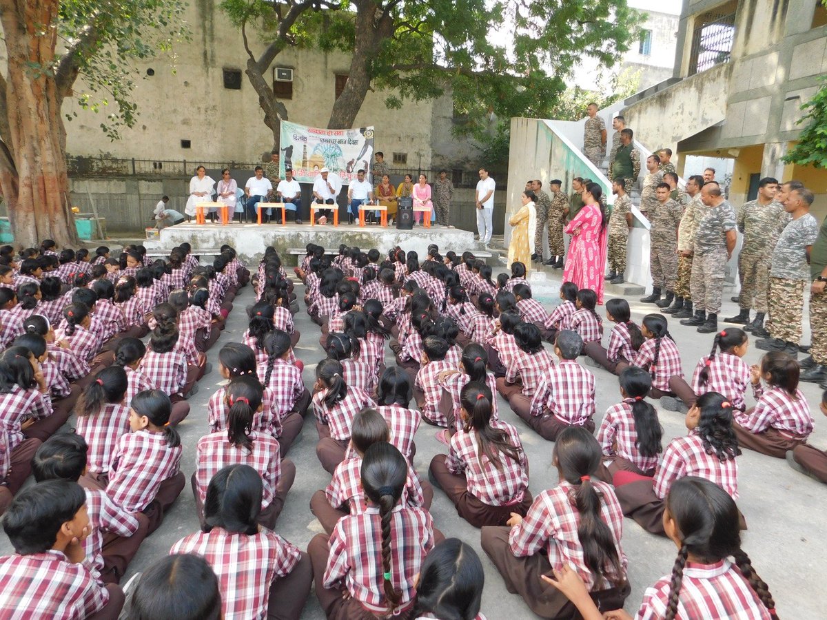 70bncrpf's tweet photo. दिनांक 01/10/26 को चलाए गए स्वच्छता ही सेवा अभियान के अंतर्गत नगर निगम प्राथमिक बालिका विद्यालय बवाना में 70 बटालियन केंद्रीय रिजर्व पुलिस बल द्वारा स्वच्छता ही सेवा अभियान चलाया गया।जिसमें  केंद्रीय रिजर्व पुलिस बल के श्री बल्लभ चंद शर्मा (पुलिस उप महानिरीक्षक प्रशिक्षण )श्री राजीव चौधरी 
(कमांडेंट प्रशिक्षण)  श्री मोहम्मद खालिद खान (कमांडेंट 70 वी वाहिनी)अन्य अधिकारीगण समस्त जवान विद्यालय के अध्यापक और छात्र उपस्थित रहेlपुलिस उप महानिरीक्षक महोदय ने सभी छात्रों को स्वच्छता एवं साफ सफाई के बारे में बताया