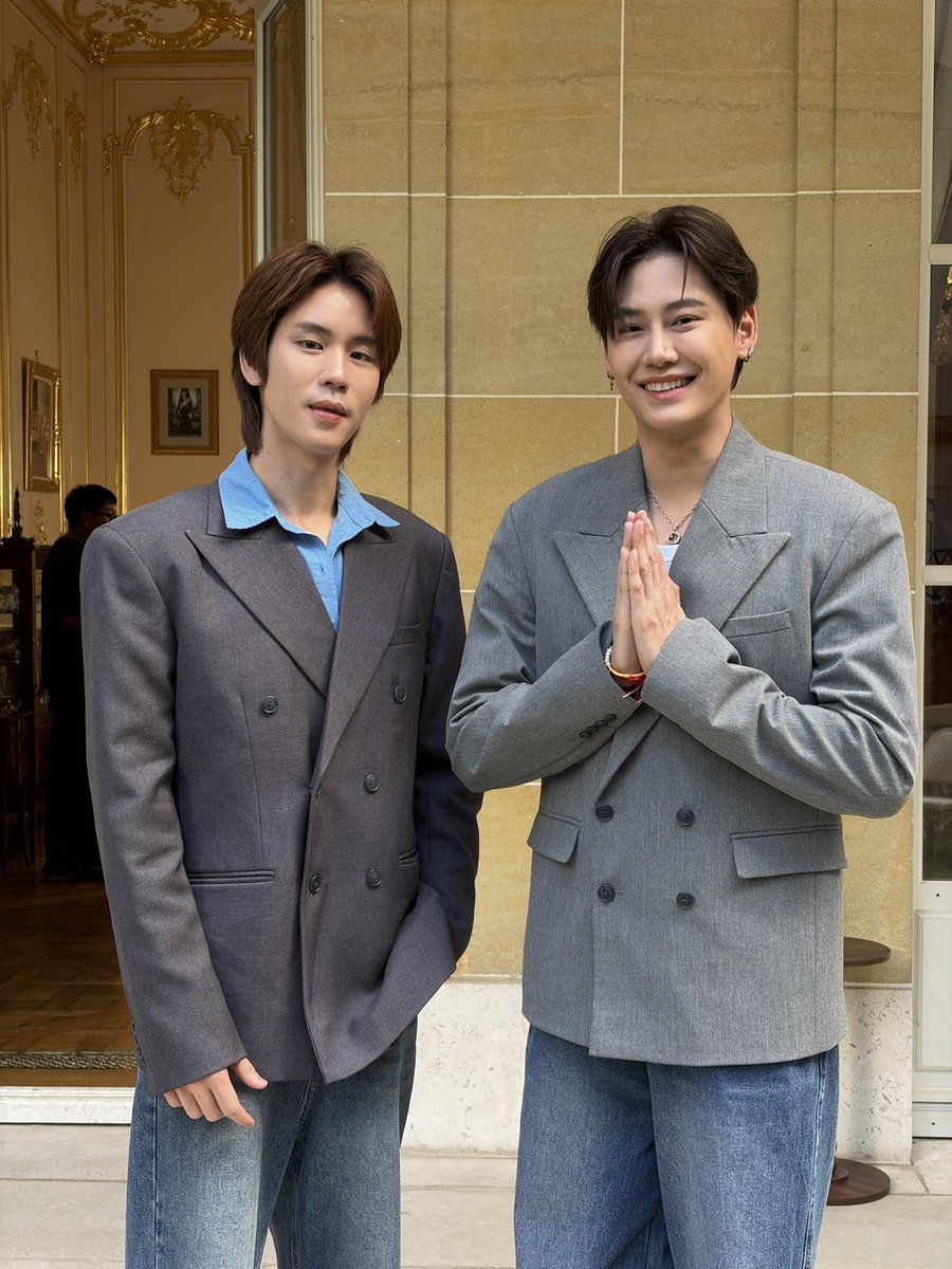 bbounnoppanutbr's tweet photo. 01/10/2026 - X: atualização de @.go2Thailand com #bb0un e #prem_space:

O adm ouviu o pedido dos fãs e atendeu: hoje à noite, fotos de Boun e Prem, como vocês pediram. 💚💙🇹🇭🇫🇷✨
Os dois já estão prontos para o Tout à fait Thaï 2026, o festival tailandês no coração de Paris, que vai mostrar o charme da Tailândia de forma completa: comida tailandesa, arte e cultura, música e apresentações, muay thai, massagem tailandesa, tecidos, artesanato e muitas outras atividades.
Pessoal da Tailândia, fiquem de olho na tela hoje à noite e mandem força para Boun e Prem na coletiva de imprensa às 20h (10h 🇧🇷).

Pessoal na França, marquem na agenda:
📆3 e 4 de outubro de 2026
📍Parc de Bagatelle, Paris
🎟️Entrada gratuita

Quem estiver em Paris, não deixem de nos encontrar no Tout à fait Thaï 2026. 💙✨

#AmazingThailand #ToutAFaitThai2026 #BounPrem #บุ๋นเปรม #bb0un #prem_space