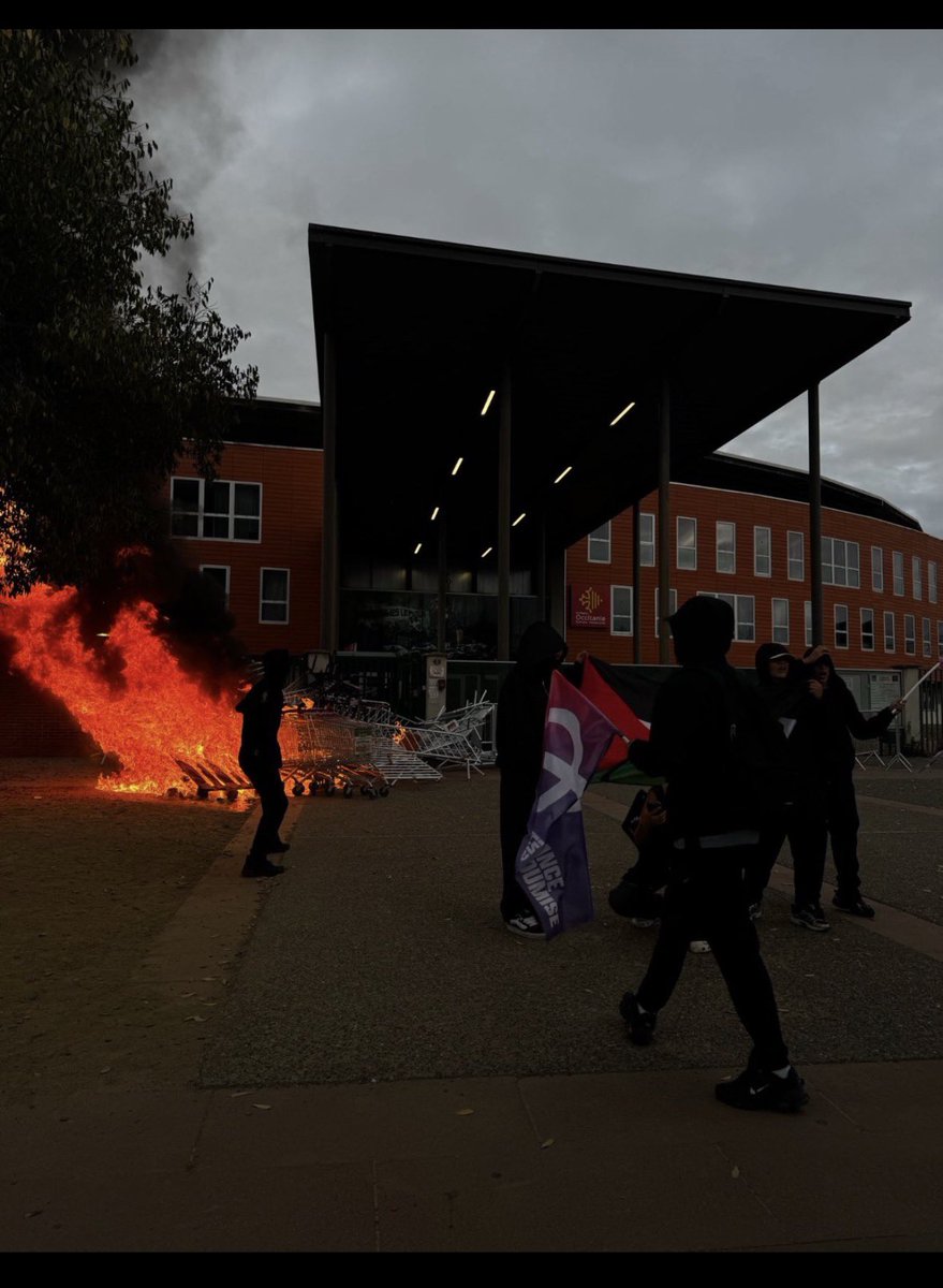 theooxv3's tweet photo. @JLMelenchon ça tiens pas de ta responsabilité ça peut-être ? https://t.co/GHrhaZz2pH