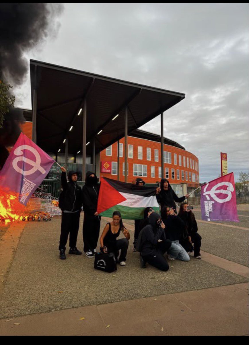 theooxv3's tweet photo. @JLMelenchon ça tiens pas de ta responsabilité ça peut-être ? https://t.co/GHrhaZz2pH