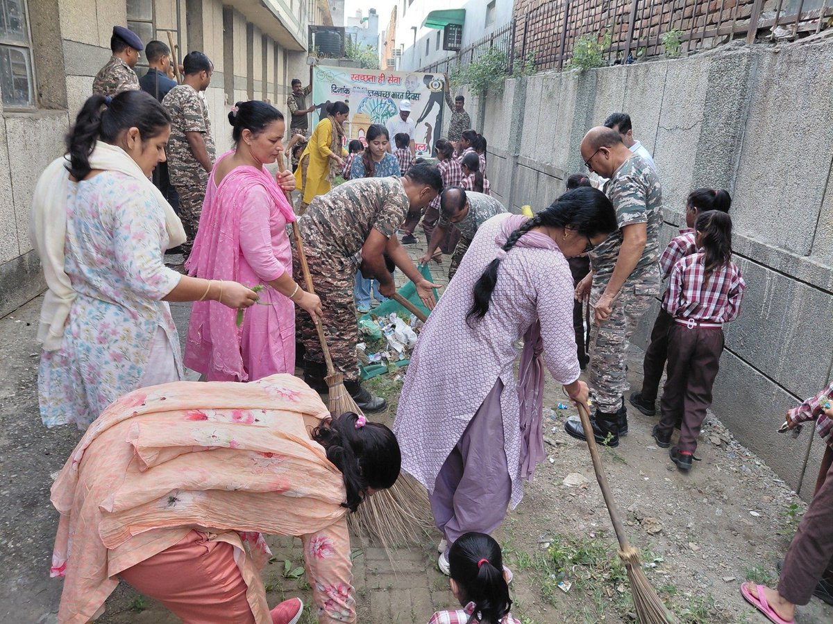 70bncrpf's tweet photo. दिनांक 01/10/26 को चलाए गए स्वच्छता ही सेवा अभियान के अंतर्गत नगर निगम प्राथमिक बालिका विद्यालय बवाना में 70 बटालियन केंद्रीय रिजर्व पुलिस बल द्वारा स्वच्छता ही सेवा अभियान चलाया गया।जिसमें  केंद्रीय रिजर्व पुलिस बल के श्री बल्लभ चंद शर्मा (पुलिस उप महानिरीक्षक प्रशिक्षण )श्री राजीव चौधरी 
(कमांडेंट प्रशिक्षण)  श्री मोहम्मद खालिद खान (कमांडेंट 70 वी वाहिनी)अन्य अधिकारीगण समस्त जवान विद्यालय के अध्यापक और छात्र उपस्थित रहेlपुलिस उप महानिरीक्षक महोदय ने सभी छात्रों को स्वच्छता एवं साफ सफाई के बारे में बताया