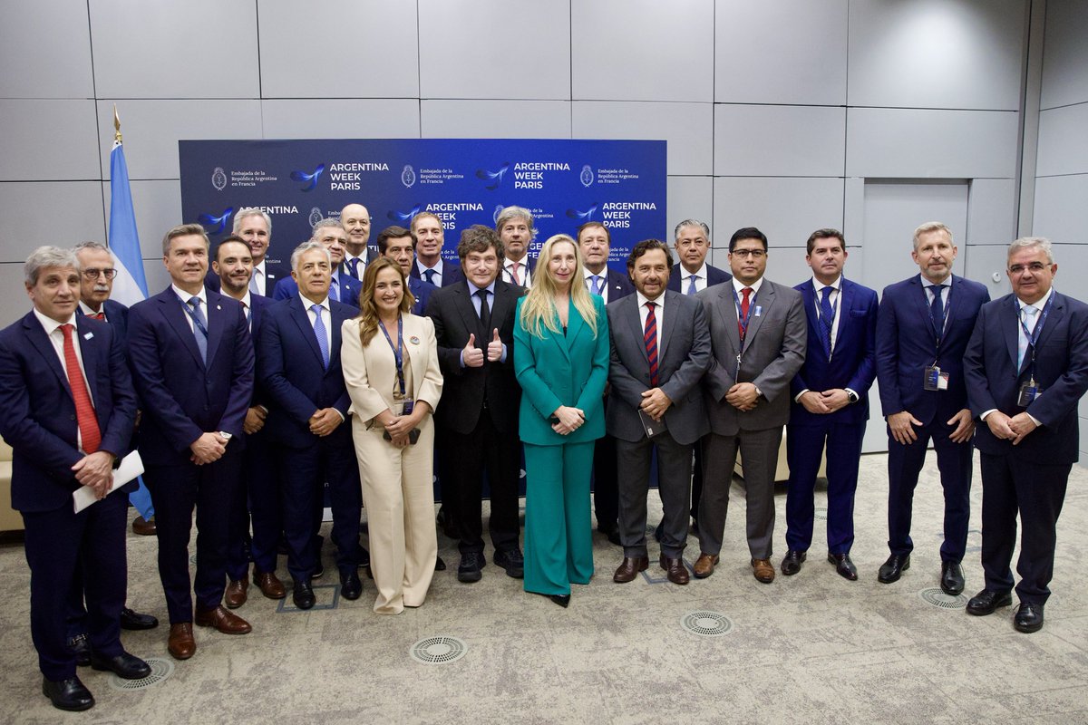 Rolo_Figueroa's tweet photo. TENEMOS LA MIRADA PUESTA HACIA ADELANTE

Luego de la apertura de la #ArgentinaWeek que realizó el presidente @JMilei, participamos junto a @Weretilneck, Egbert Laege, del SEFE Group, y @MBulgheroniOk, de @PAEArgentina, del panel sobre el “Gas argentino en el mercado mundial”.

Tenemos una producción con una calidad diferenciada y emisiones de metano cercanas a cero, que nos abre la posibilidad de abastecer los mercados más exigentes: Europa, Japón y Corea del Sur. Queremos salir al mundo con un producto competitivo y de calidad.

La seguridad jurídica, la seguridad política y la mirada hacia adelante están plenamente vigentes en nuestros pensamientos y en la hoja de ruta que establecimos. Este es un desafío generacional que asumimos en equipo para construir la proyección del Neuquén y la Argentina hacia el mundo.
