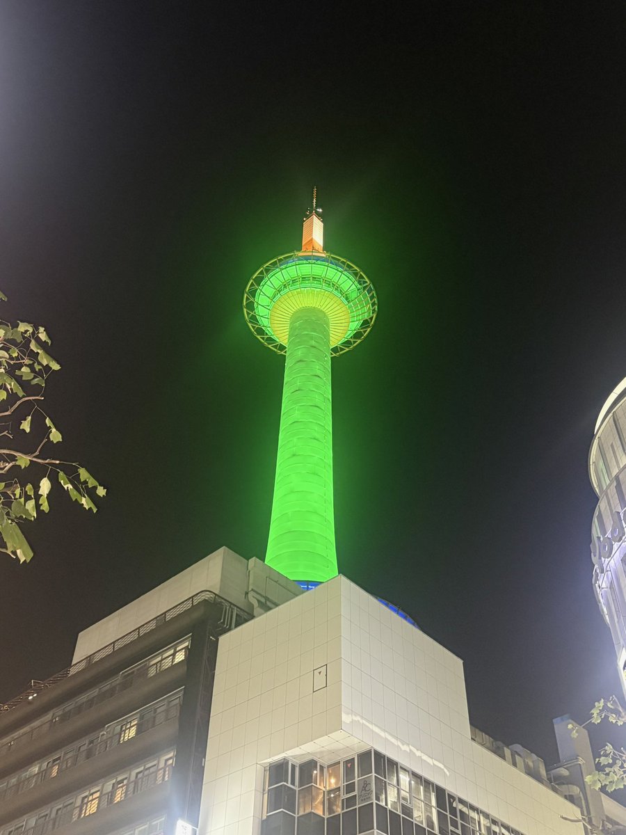 Nnn_N__y's tweet photo. 京都タワーめっちゃ緑やった🍀 https://t.co/kO1j2qMfP7