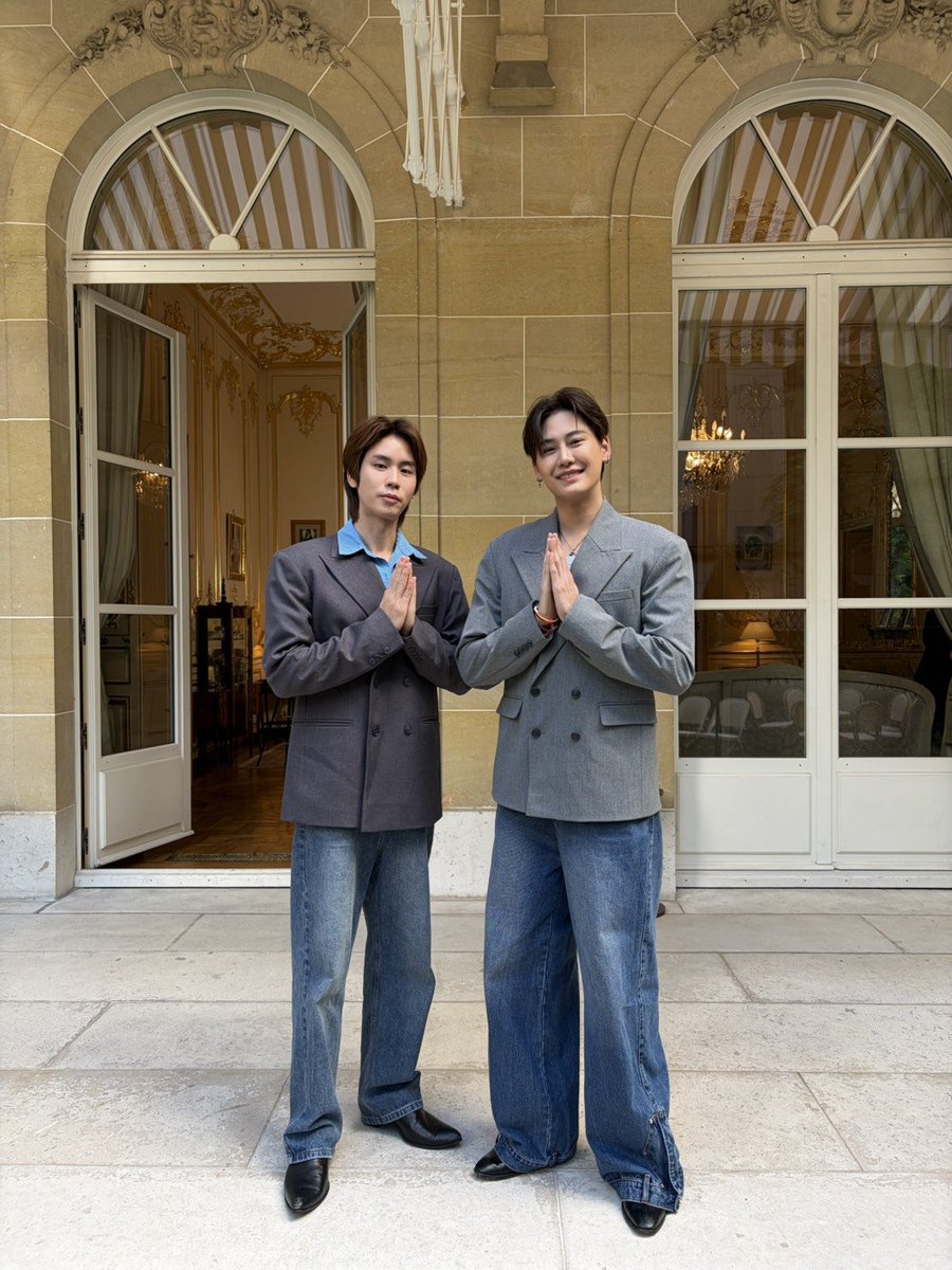 bbounnoppanutbr's tweet photo. 01/10/2026 - X: atualização de @.go2Thailand com #bb0un e #prem_space:

O adm ouviu o pedido dos fãs e atendeu: hoje à noite, fotos de Boun e Prem, como vocês pediram. 💚💙🇹🇭🇫🇷✨
Os dois já estão prontos para o Tout à fait Thaï 2026, o festival tailandês no coração de Paris, que vai mostrar o charme da Tailândia de forma completa: comida tailandesa, arte e cultura, música e apresentações, muay thai, massagem tailandesa, tecidos, artesanato e muitas outras atividades.
Pessoal da Tailândia, fiquem de olho na tela hoje à noite e mandem força para Boun e Prem na coletiva de imprensa às 20h (10h 🇧🇷).

Pessoal na França, marquem na agenda:
📆3 e 4 de outubro de 2026
📍Parc de Bagatelle, Paris
🎟️Entrada gratuita

Quem estiver em Paris, não deixem de nos encontrar no Tout à fait Thaï 2026. 💙✨

#AmazingThailand #ToutAFaitThai2026 #BounPrem #บุ๋นเปรม #bb0un #prem_space