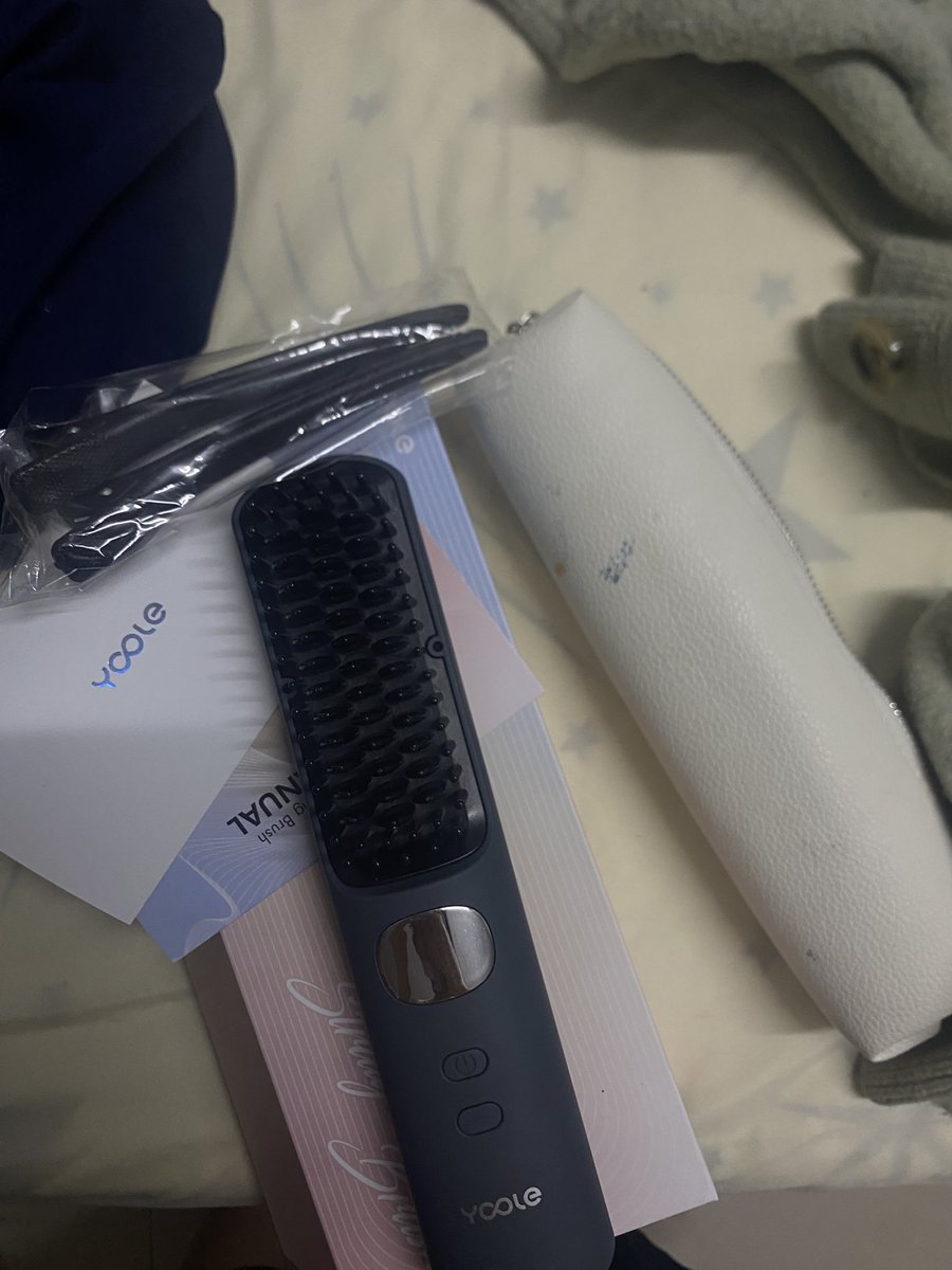 bxnussss's tweet photo. ส่งต่อ yoole หวีไฟฟ้าสีดำค่ะ เราใช้ไป2-3ครั้งแล้วไม่ได้ใช้ต่อ
-กระเป๋าใส่มีรอยนิดหน่อย
-ไม่มีสายชาร์จ (เป็นไทป์cค่ะ)

700รวมส่ง (พร้อมโอนลดได้ค่ะ) 
#ส่งต่อเครื่องสำอาง #ส่งต่อของใช้ #ไดร์เป่าผม #หวีไฟฟ้า #Dyson #Yoole #Lesasha #ส่งต่อเสื้อผ้ามือสอง #ส่งต่อเสื้อผ้า https://t.co/K6bwgYo4B7