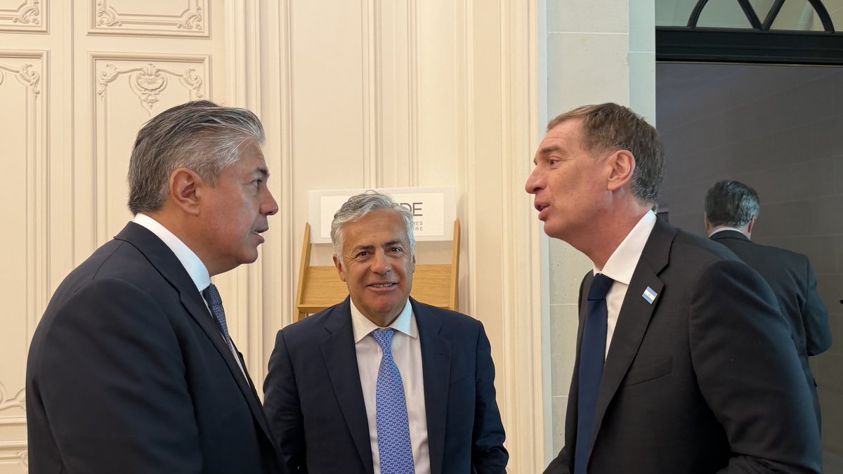 Rolo_Figueroa's tweet photo. TENEMOS LA MIRADA PUESTA HACIA ADELANTE

Luego de la apertura de la #ArgentinaWeek que realizó el presidente @JMilei, participamos junto a @Weretilneck, Egbert Laege, del SEFE Group, y @MBulgheroniOk, de @PAEArgentina, del panel sobre el “Gas argentino en el mercado mundial”.

Tenemos una producción con una calidad diferenciada y emisiones de metano cercanas a cero, que nos abre la posibilidad de abastecer los mercados más exigentes: Europa, Japón y Corea del Sur. Queremos salir al mundo con un producto competitivo y de calidad.

La seguridad jurídica, la seguridad política y la mirada hacia adelante están plenamente vigentes en nuestros pensamientos y en la hoja de ruta que establecimos. Este es un desafío generacional que asumimos en equipo para construir la proyección del Neuquén y la Argentina hacia el mundo.