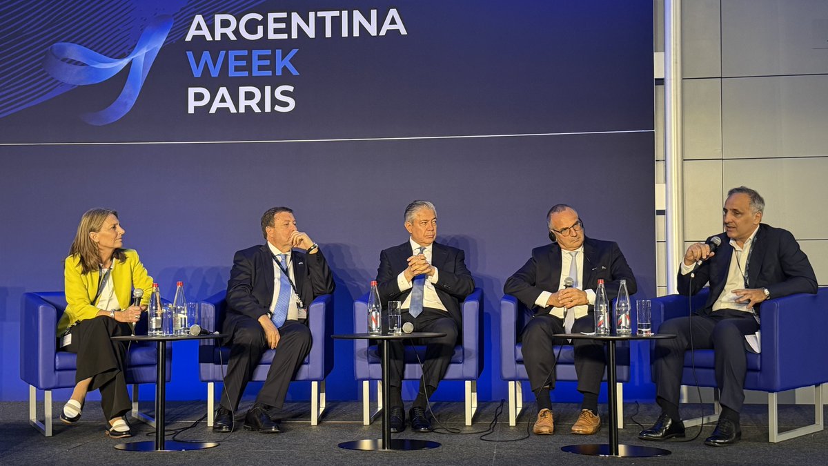 Rolo_Figueroa's tweet photo. TENEMOS LA MIRADA PUESTA HACIA ADELANTE

Luego de la apertura de la #ArgentinaWeek que realizó el presidente @JMilei, participamos junto a @Weretilneck, Egbert Laege, del SEFE Group, y @MBulgheroniOk, de @PAEArgentina, del panel sobre el “Gas argentino en el mercado mundial”.

Tenemos una producción con una calidad diferenciada y emisiones de metano cercanas a cero, que nos abre la posibilidad de abastecer los mercados más exigentes: Europa, Japón y Corea del Sur. Queremos salir al mundo con un producto competitivo y de calidad.

La seguridad jurídica, la seguridad política y la mirada hacia adelante están plenamente vigentes en nuestros pensamientos y en la hoja de ruta que establecimos. Este es un desafío generacional que asumimos en equipo para construir la proyección del Neuquén y la Argentina hacia el mundo.