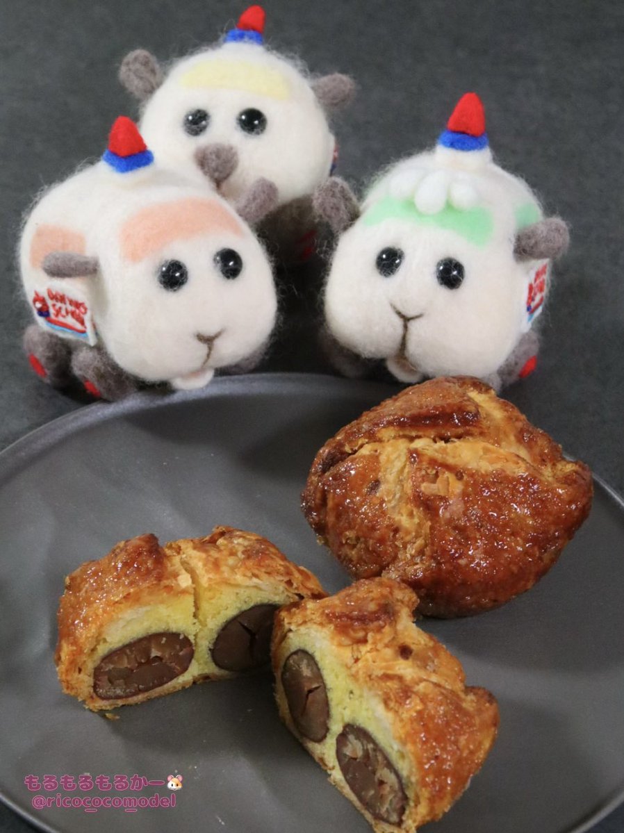 rico_coco_model's tweet photo. ひーちゃんHappy Birthday🎂 
フキアージュのマロンパイでお祝い🩷

「わーい❣️今年もマロンパイが食べられて嬉しいプイ✨」

秋になったら必ずいただくフキアージュのマロンパイ❣️栗が2粒も入った、ザクザク食感の絶品スイーツ最高だね😍❤️

#PUIPUIBIRTHDAY
#モルカー
#モルカーファンアート https://t.co/oyoabTxsRw