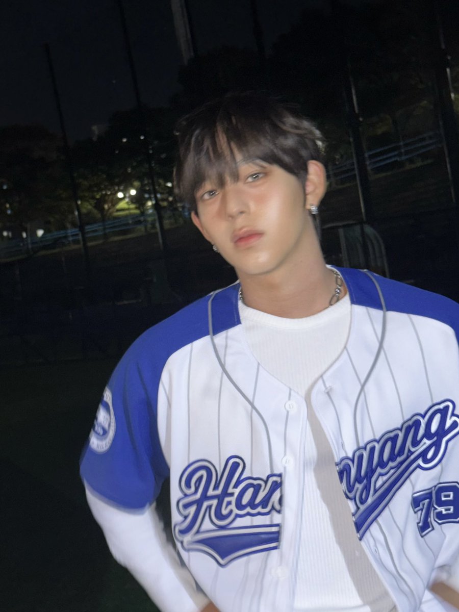 AHOF_official's tweet photo. 🫶한양대 에리카

#AHOF #아홉
#CHIHEN #즈언 https://t.co/U2j0RgHrnM
