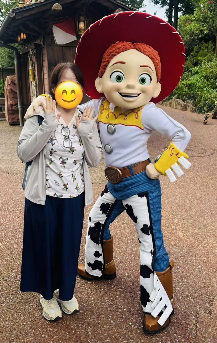 atchandisny's tweet photo. ジェシーの大ファンになった🥰
大勢の集団の後ろから、1人でちっちゃく「ジェシー✨」って手を振ってたら、「こっち来て！」って前に呼んでくれる神対応😭 https://t.co/Oq7ooJZCy8