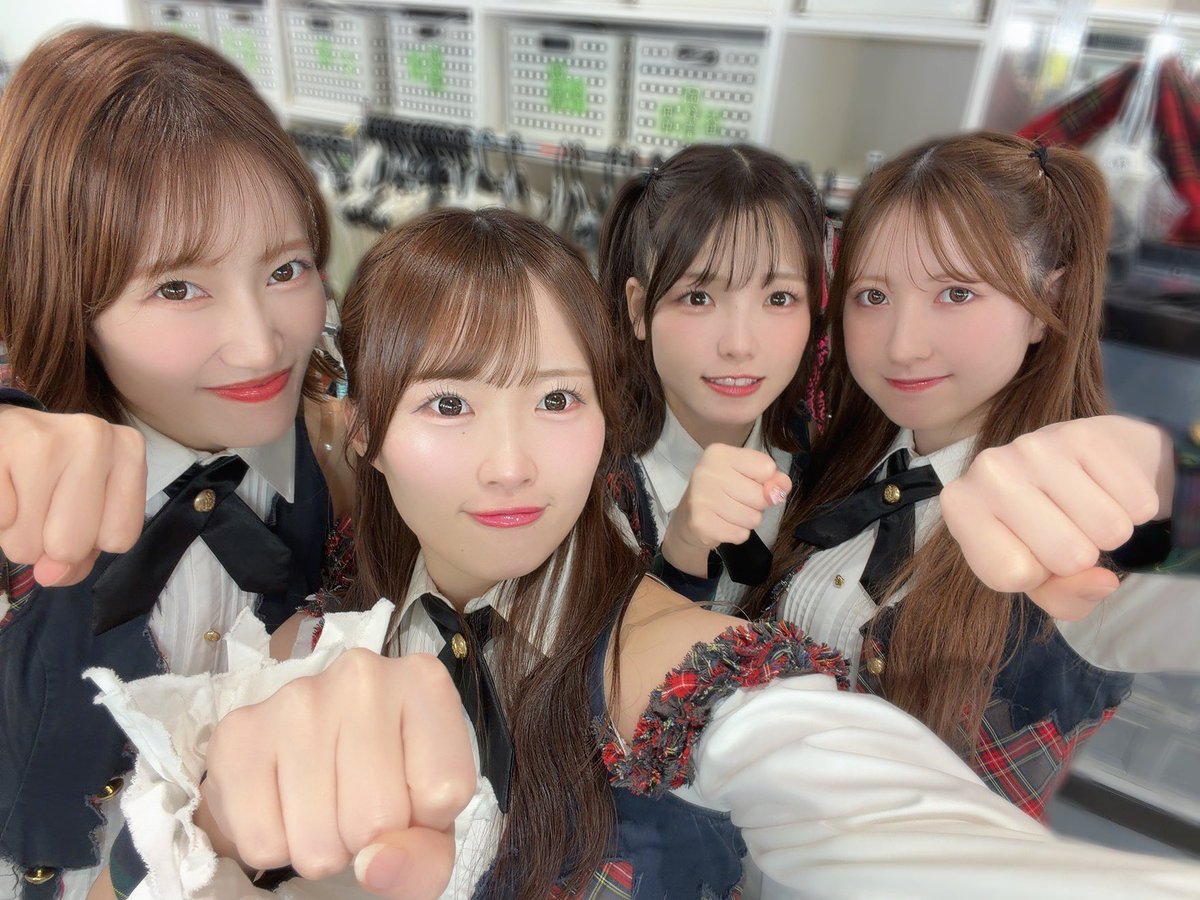 48Suzuha_16LOVE's tweet photo. 「 RESET 」 公演
ありがとうございました 🤟🏻💞

ベテランメンバーがいっぱいで
後輩やった時代を思い出して ､ ほわほわになったよ ♩
かわいいかわいいな美結ちゃんもかわいかった〜〜👶🏻
美結ちゃんのはRESET公演初共演 ! うれしい 🐱♡
CERINE vs ずんはー対決もまだまだ続きます ✊🏻 !

今日はひとつひとつの振りを指先まで繊細に !
そして 「 夢の鐘 」はなによりも気持ちを込めたよ 💫