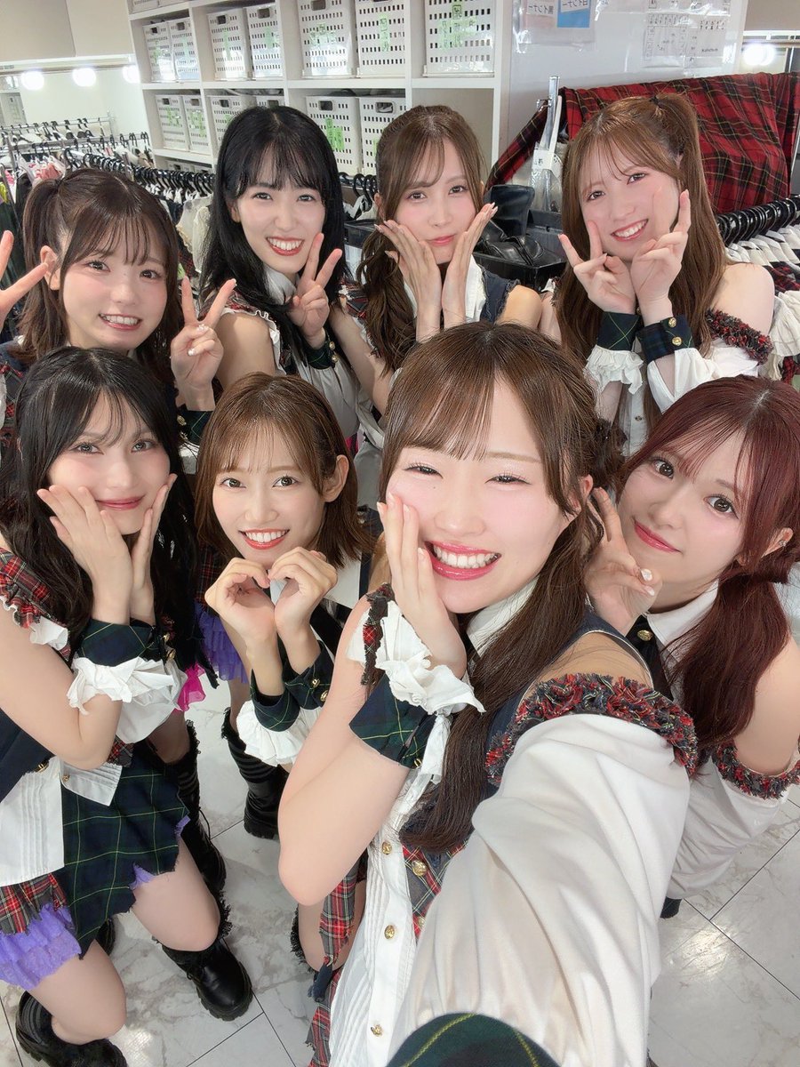 48Suzuha_16LOVE's tweet photo. 「 RESET 」 公演
ありがとうございました 🤟🏻💞

ベテランメンバーがいっぱいで
後輩やった時代を思い出して ､ ほわほわになったよ ♩
かわいいかわいいな美結ちゃんもかわいかった〜〜👶🏻
美結ちゃんのはRESET公演初共演 ! うれしい 🐱♡
CERINE vs ずんはー対決もまだまだ続きます ✊🏻 !

今日はひとつひとつの振りを指先まで繊細に !
そして 「 夢の鐘 」はなによりも気持ちを込めたよ 💫