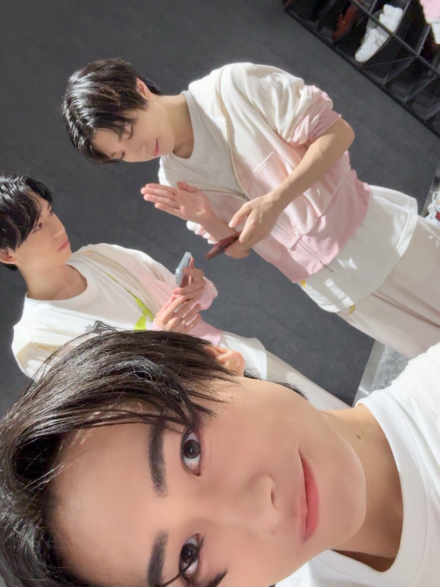 cloudten_member's tweet photo. 10月最初公演！！🎤✨
今日もありがとうございました🙇‍♂️
10月もよろしくだよ！みんな大好こ。

今日のオヌヌメはBOHの紫の方の美容液。🟣
今日の噂の現場です。

＃Cloudten #木村陽 https://t.co/yq3VX6Brh3