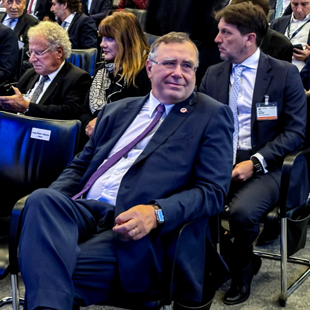clarincom's tweet photo. TOTALENERGIES ANUNCIÓ INVERSIONES POR US$10.000 MILLONES
Anunció en el Argentina Week de París inversiones por US$ 10.000 millones para los próximos diez años y anticipó que presentará tres proyectos al RIGI. La compañía destinará US$ 1.500 millones al Proyecto Alberdi, frente a Tierra del Fuego, y entre US$ 4.000 millones y US$ 5.000 millones para aumentar su producción de gas en Vaca Muerta.
Además, prevé invertir US$ 5.000 millones en el bloque San Roque, en Vaca Muerta, para alcanzar 60.000 barriles diarios de petróleo. Patrick Pouyanné, CEO global de TotalEnergies, vinculó el anuncio con el nuevo clima de negocios y destacó la posibilidad de “repatriar dividendos” y los beneficios del RIGI.
(+) en Clarín: https://t.co/oZDpfj3cVU
Foto: Patrick Pouyanné, CEO global de TotalEnergies.