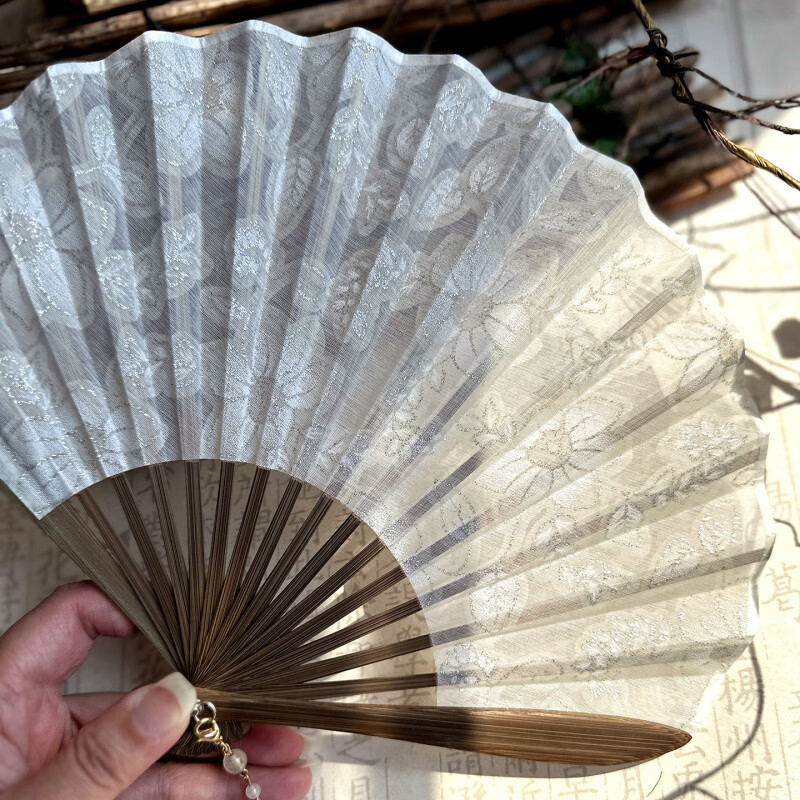 ru7h6880's tweet photo. White nice cover fan cut—fresh style vibes!， https://t.co/cIlNQqumEH