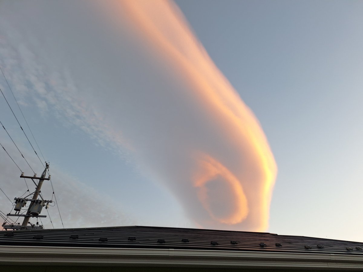 kazunexe's tweet photo. 南の空の雲
夕陽色に染まる雲
流れる雲が丸くなってる
ハレー彗星みたい
雲が光を反射して面白い
秋の空って美しい

#ぷっくりニュース https://t.co/VrwMb8JNdm