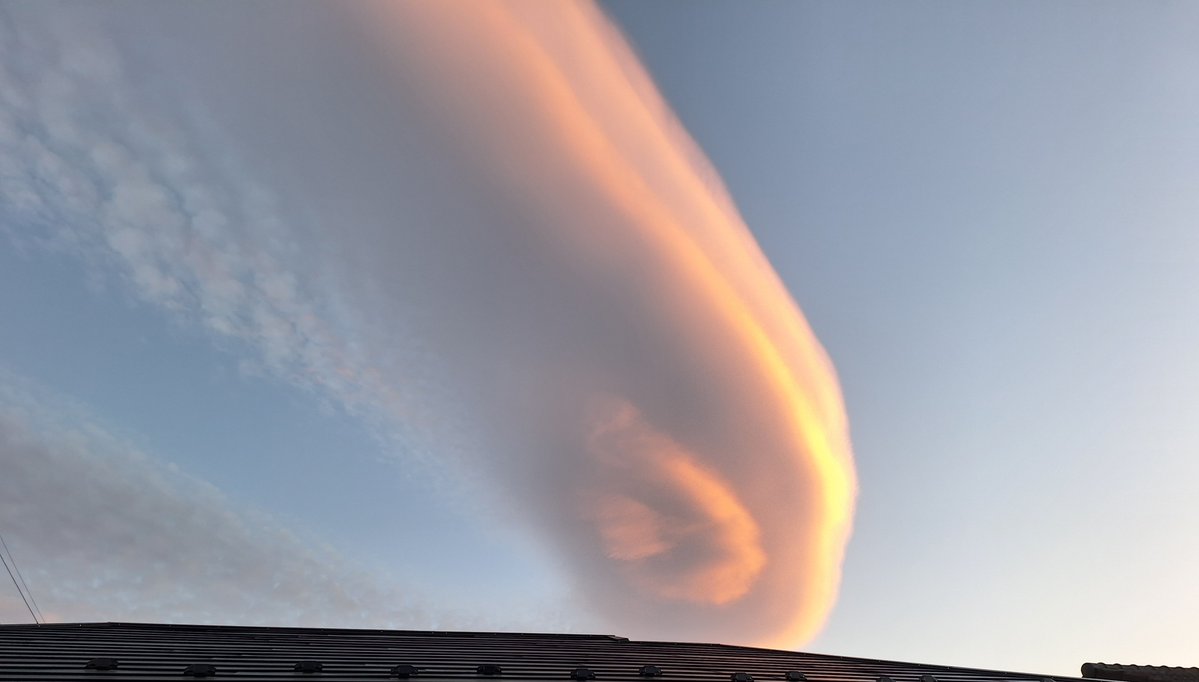kazunexe's tweet photo. 南の空の雲
夕陽色に染まる雲
流れる雲が丸くなってる
ハレー彗星みたい
雲が光を反射して面白い
秋の空って美しい

#ぷっくりニュース https://t.co/VrwMb8JNdm